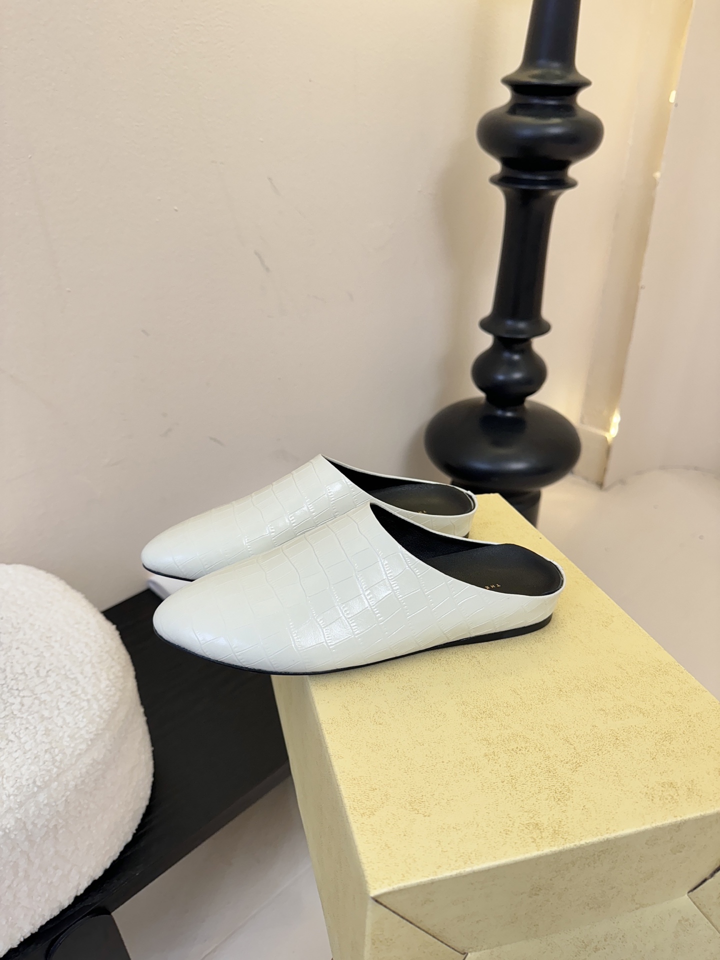 The Row新款罗马穆勒拖，第一眼看到这个鞋子就爱上了，带点复古味随性搭配性感迷人好看！一贯极简风格，