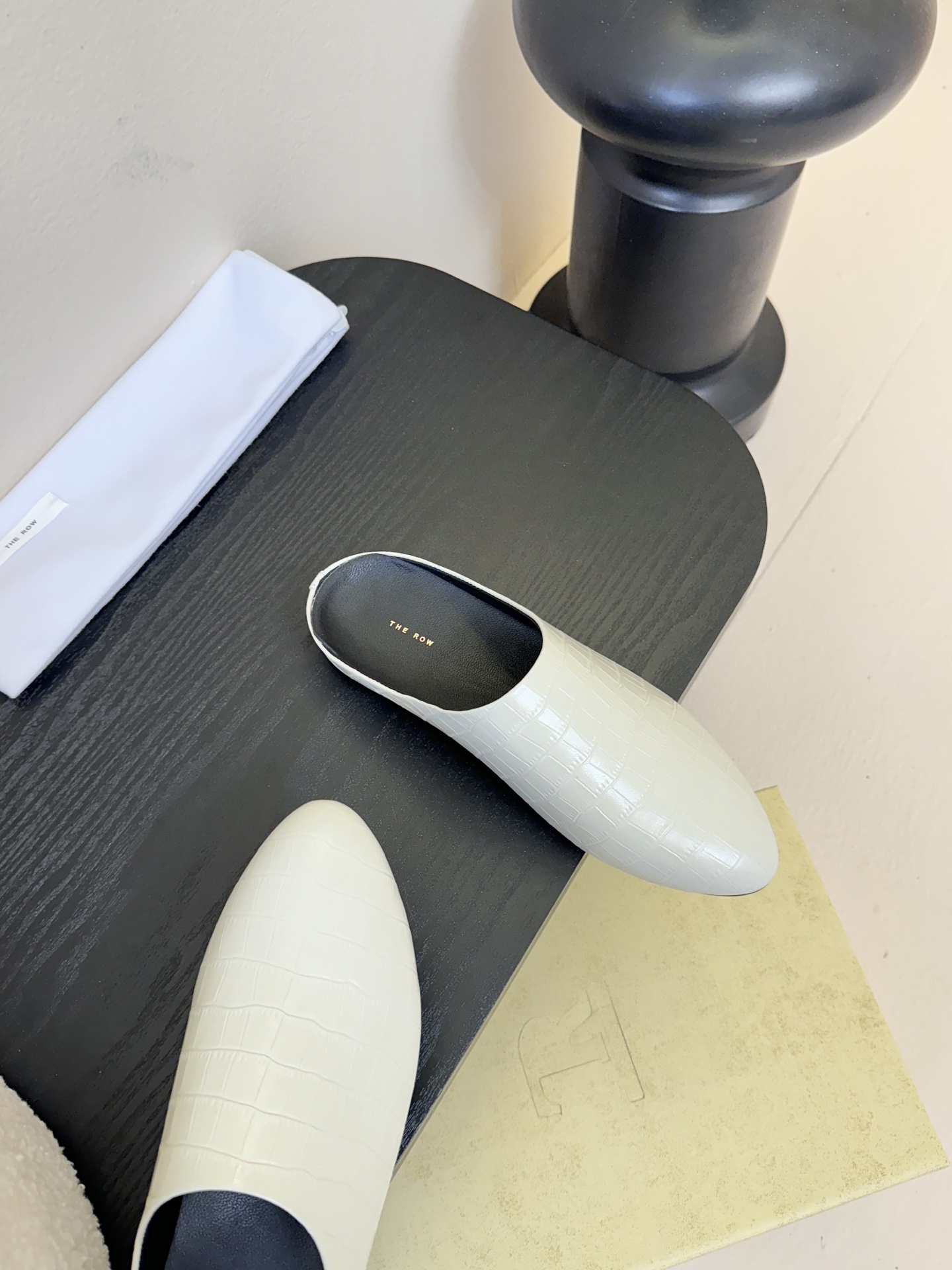 The Row新款罗马穆勒拖，第一眼看到这个鞋子就爱上了，带点复古味随性搭配性感迷人好看！一贯极简风格，