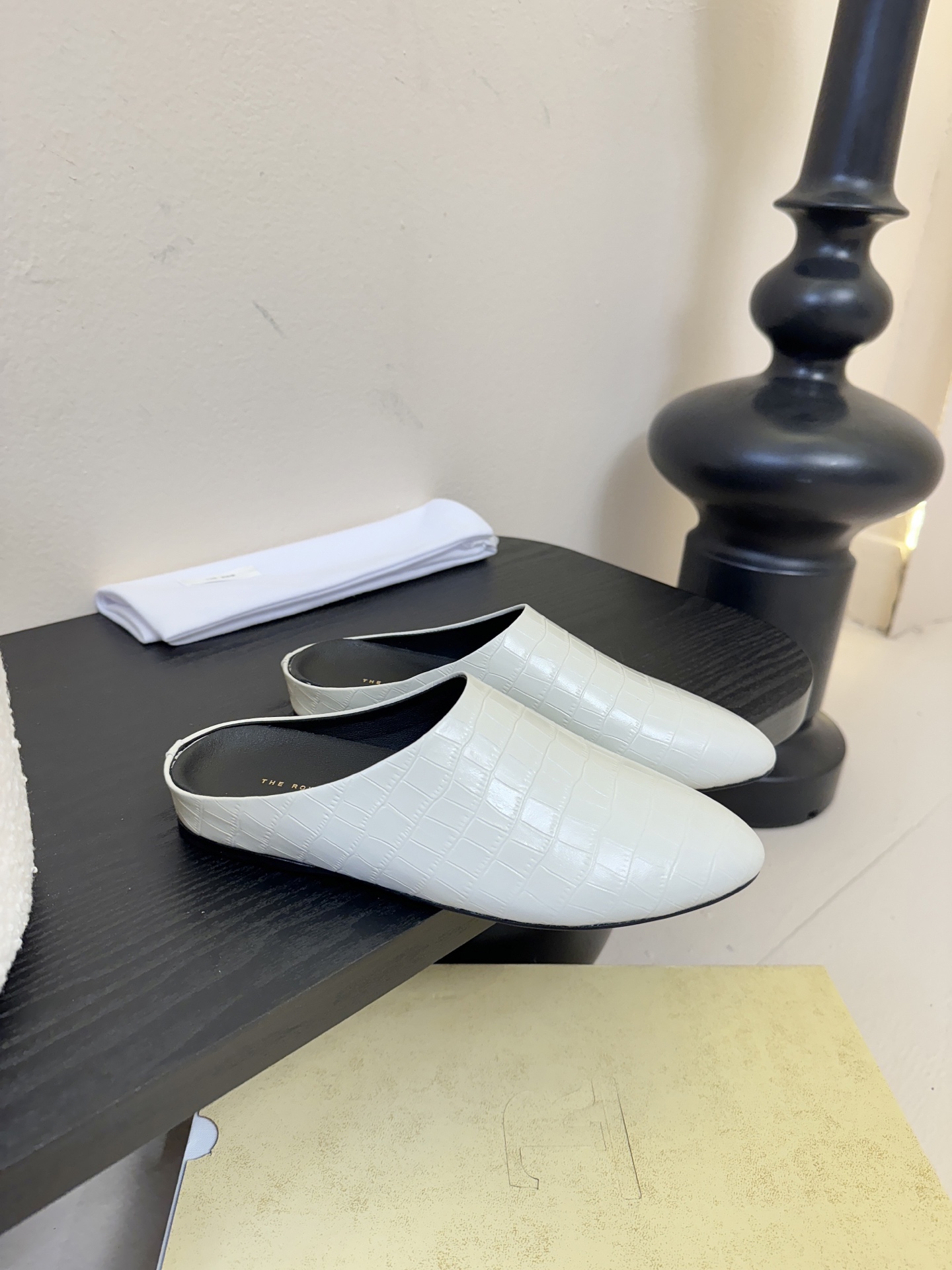 The Row新款罗马穆勒拖，第一眼看到这个鞋子就爱上了，带点复古味随性搭配性感迷人好看！一贯极简风格，