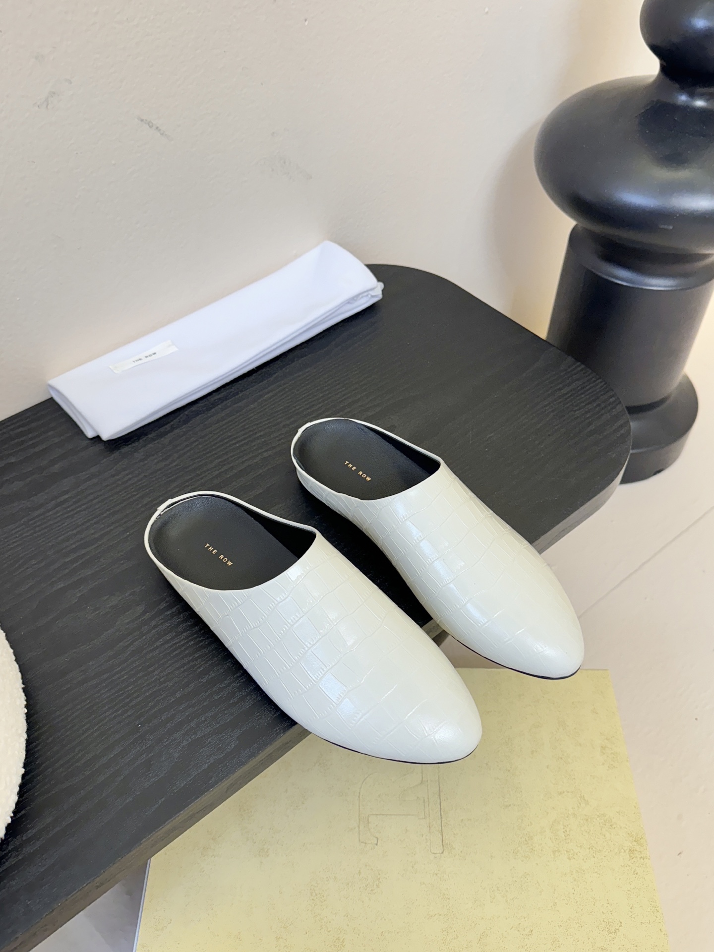 NO:561570,The Row's new Roman Mule slippers, I fell in love with them the first time I saw them. They have a retro feel and are sexy and charming!  Consistently minimalist style, without any logo embellishment, simplicity is high-end. This model is very tolerant. The imported cowhide material itself is malleable, so it can be worn by skinny or fleshy feet. It has good wrapping properties and will fit more closely when walking without shaking. It is very comfortable. This kind of slippers is really suitable for trousers and long skirts. The breathable mesh looks very cool and sexy. It is high-end, simple and has a sense of design. It is often worn in summer. It is very easy to match. 10,000 recommendations. The upper is custom-made imported stone pattern cowhide.  The foot pads are imported sheepskin and the outsole is made of imported Italian genuine leather. Size#35-40 (40 is custom-made and cannot be returned or exchanged), semi-trailers, slippers, skirts, cowhide, sheepskin, Leather soles19860909The Row新款罗马穆勒拖,第一眼看到这个鞋子就爱上了,带点复古味随性搭配性感迷人好看！一贯极简风格,没有任何logo点缀,简单即是高级 这一款包容性挺广的,材质进口牛皮本身就有延展性所以瘦一点还是肉一点的脚都能穿 它的包裹性很好,走起来会更贴合不会甩很舒适. 这种拖鞋真的好适合长裤长裙,透气织网的样子很清凉小性感,高级简单又有设计感夏日穿着频率很高,非常好搭配,一万个推荐. 鞋面定制进口石头纹牛皮 垫脚进口羊皮 大底采用进口意大利真皮大底 Size#35-40（40订做不退换）,半拖,slippers,skirts,cowhide,sheepskin,Leather soles,Women's Shoes