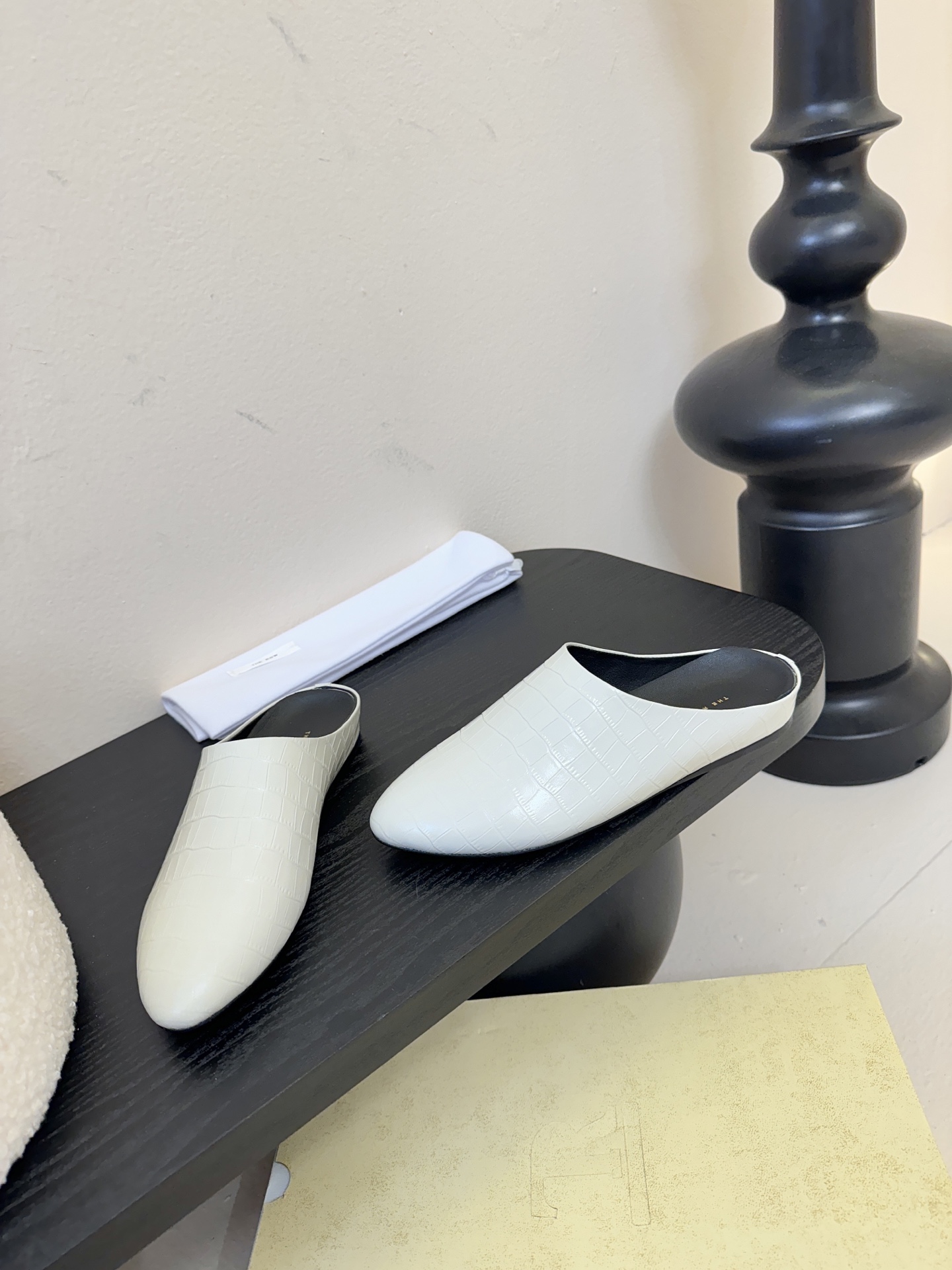 The Row新款罗马穆勒拖，第一眼看到这个鞋子就爱上了，带点复古味随性搭配性感迷人好看！一贯极简风格，