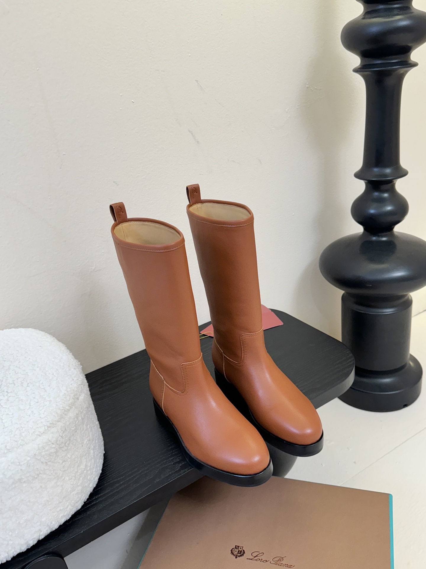 NO:562631,loro piana25 autumn and winter latest old money style boots. This calfskin material nude boots, sleeve boots are simple and elegant, the leather texture is soft and comfortable, and the sense of luxury instantly adds simplicity, elegance, easy to wear and versatile classic item MATERIAL material. Upper imported calfskin lining A-grade cowhide lining sole original open molded rubber outsole Size: 35-41 (35 41 custom-made is not returnable), boots, loro  piana,boots,cowhide19860909loro piana25秋冬最新款老钱风 长靴 这款小牛皮材质裸靴 套筒靴简约大气 皮质质感柔软舒适 高级感瞬间拉满简约大方好穿又百搭的经典单品MATERIAL 材质 鞋面进口小牛皮 里衬A级牛皮内里鞋底底原版开模像胶大底Size: 35-41（35 41订做不退换）,靴子,loro piana,boots,cowhide,Women's Shoes