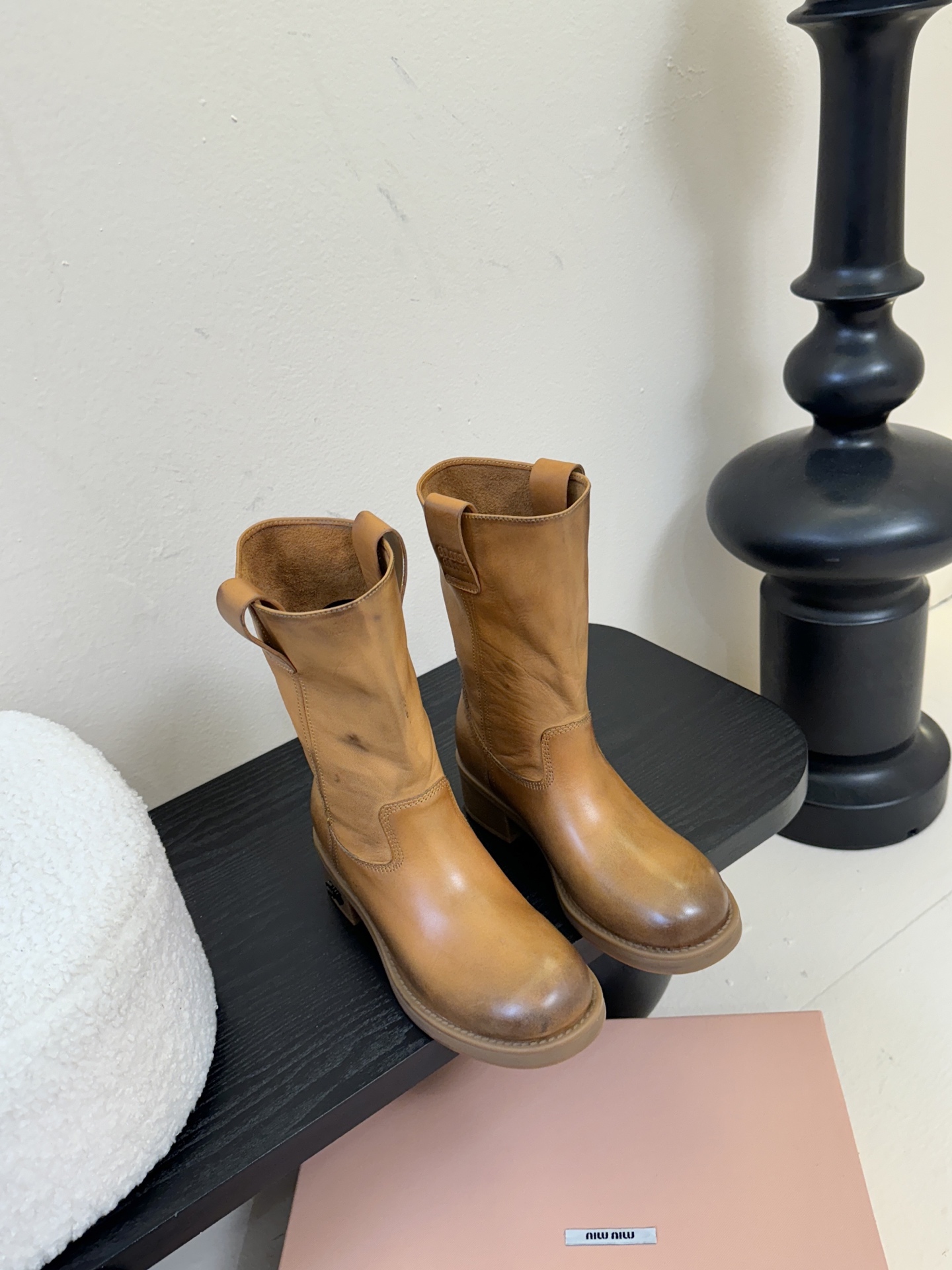 NO:562633,Miumiu's punk style autumn and winter motorcycle style boots are loose and limited catwalk style. A pair of Fengshen retro knight boots and Chelsea short boots. They look good no matter how you wear them. This summer's fashionista's favorite. They don't look very comfortable. The upper feet are super comfortable. The fabric is imported cowhide. The lining is imported cowhide. Size 35-40 (40, customization is non-returnable and non-exchangeable), boots, miumiu, boots, cowhide19860909Miumiu谬谬朋克风秋冬机车造型长靴松弛感限量走秀款一双封神复古骑士靴切尔西短靴 怎么穿都好看今夏时髦精最爱 看起来不怎么舒服 上脚超级舒服 面料进口牛皮 内里进口牛皮内里 尺码35-40(40,定制不退不换）,靴子,miumiu,boots,cowhide,Women's Shoes