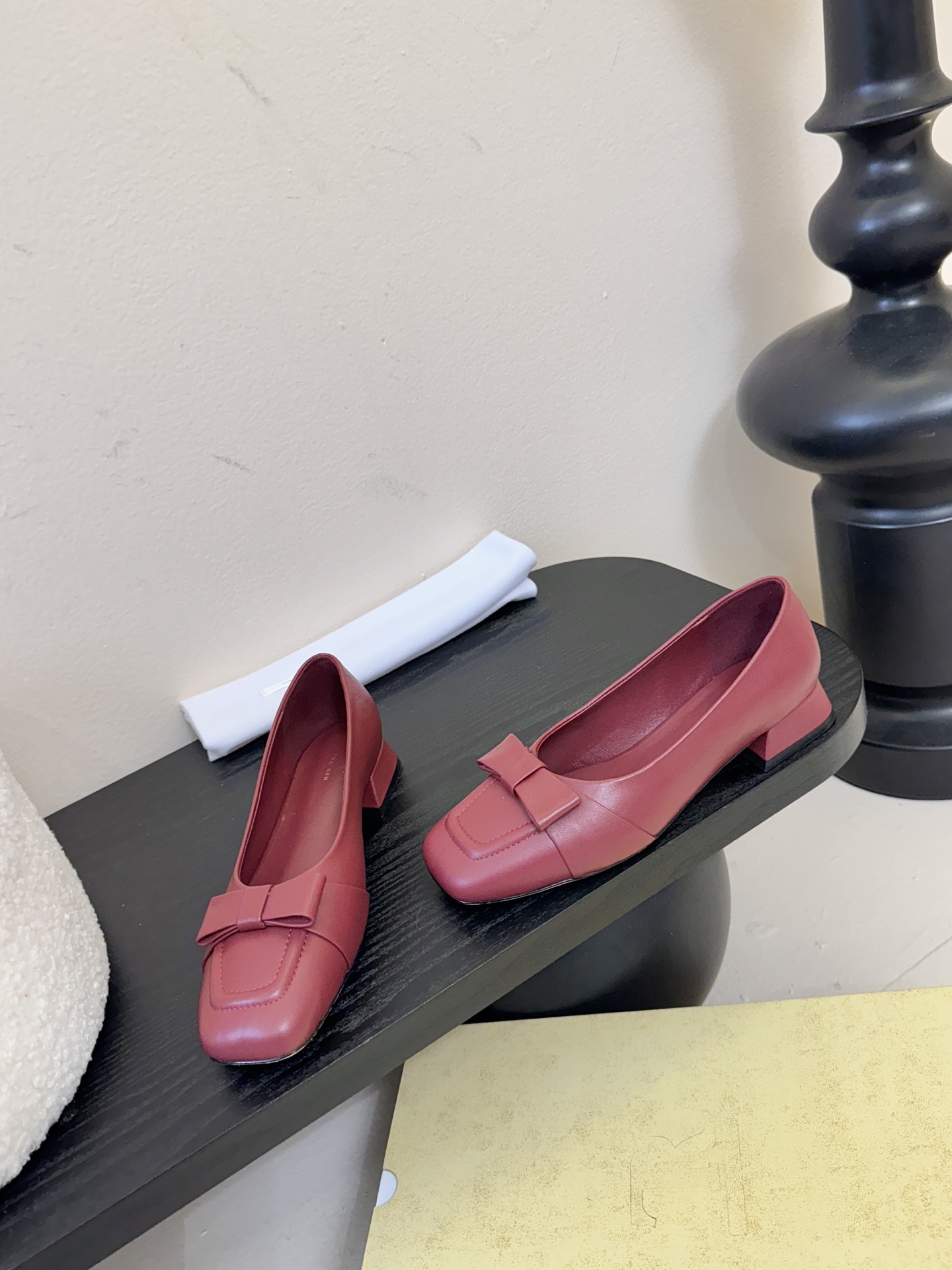 The Row 25ss 最新极简风 蝴蝶结一脚蹬深口单鞋这是一个用最好的材质来制作极简风的品牌，非常用