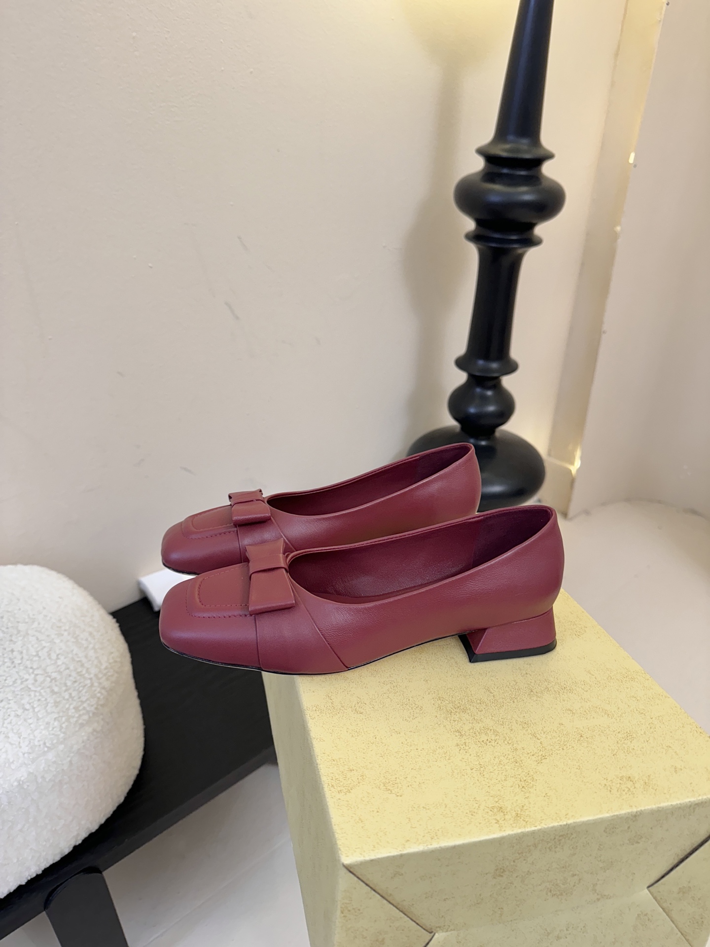 The Row 25ss 最新极简风 蝴蝶结一脚蹬深口单鞋这是一个用最好的材质来制作极简风的品牌，非常用