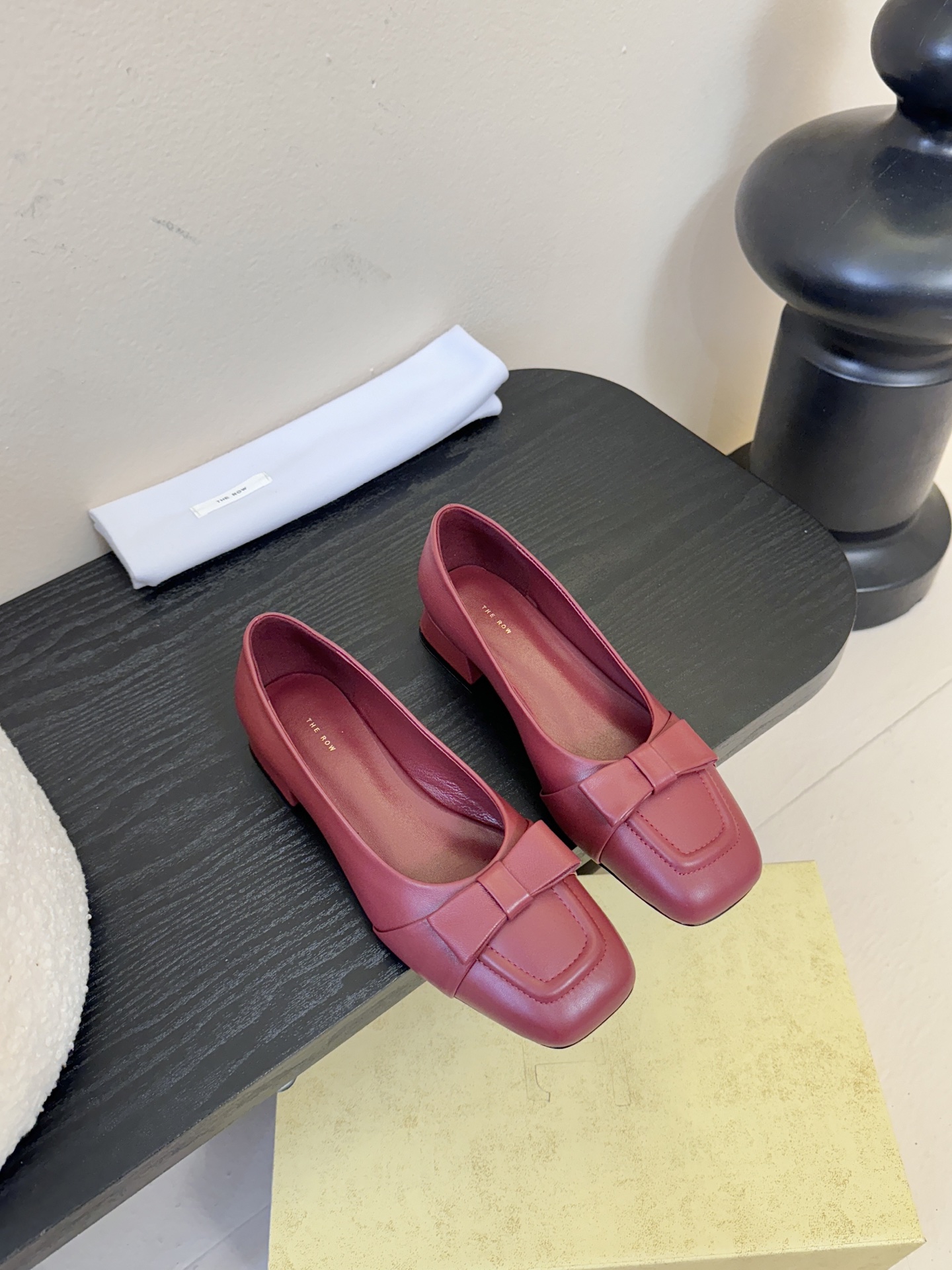 The Row 25ss 最新极简风 蝴蝶结一脚蹬深口单鞋这是一个用最好的材质来制作极简风的品牌，非常用