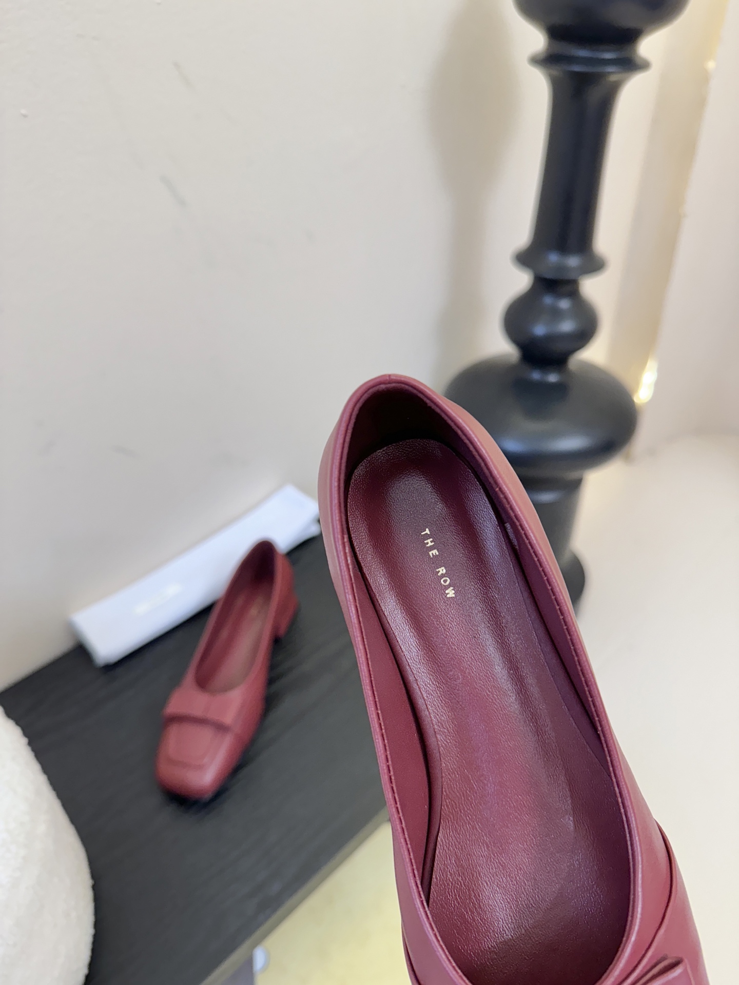 The Row 25ss 最新极简风 蝴蝶结一脚蹬深口单鞋这是一个用最好的材质来制作极简风的品牌，非常用