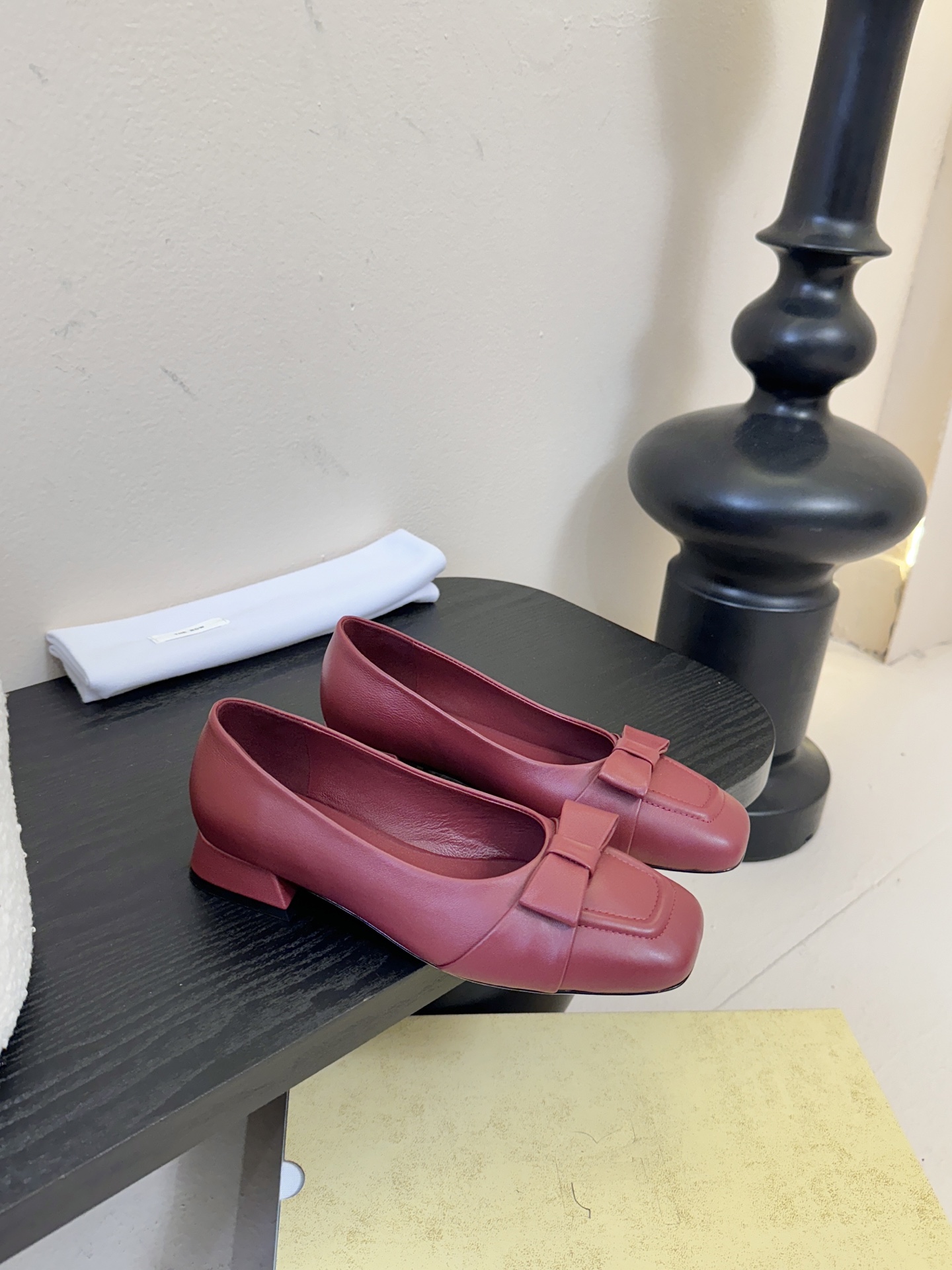 The Row 25ss 最新极简风 蝴蝶结一脚蹬深口单鞋这是一个用最好的材质来制作极简风的品牌，非常用