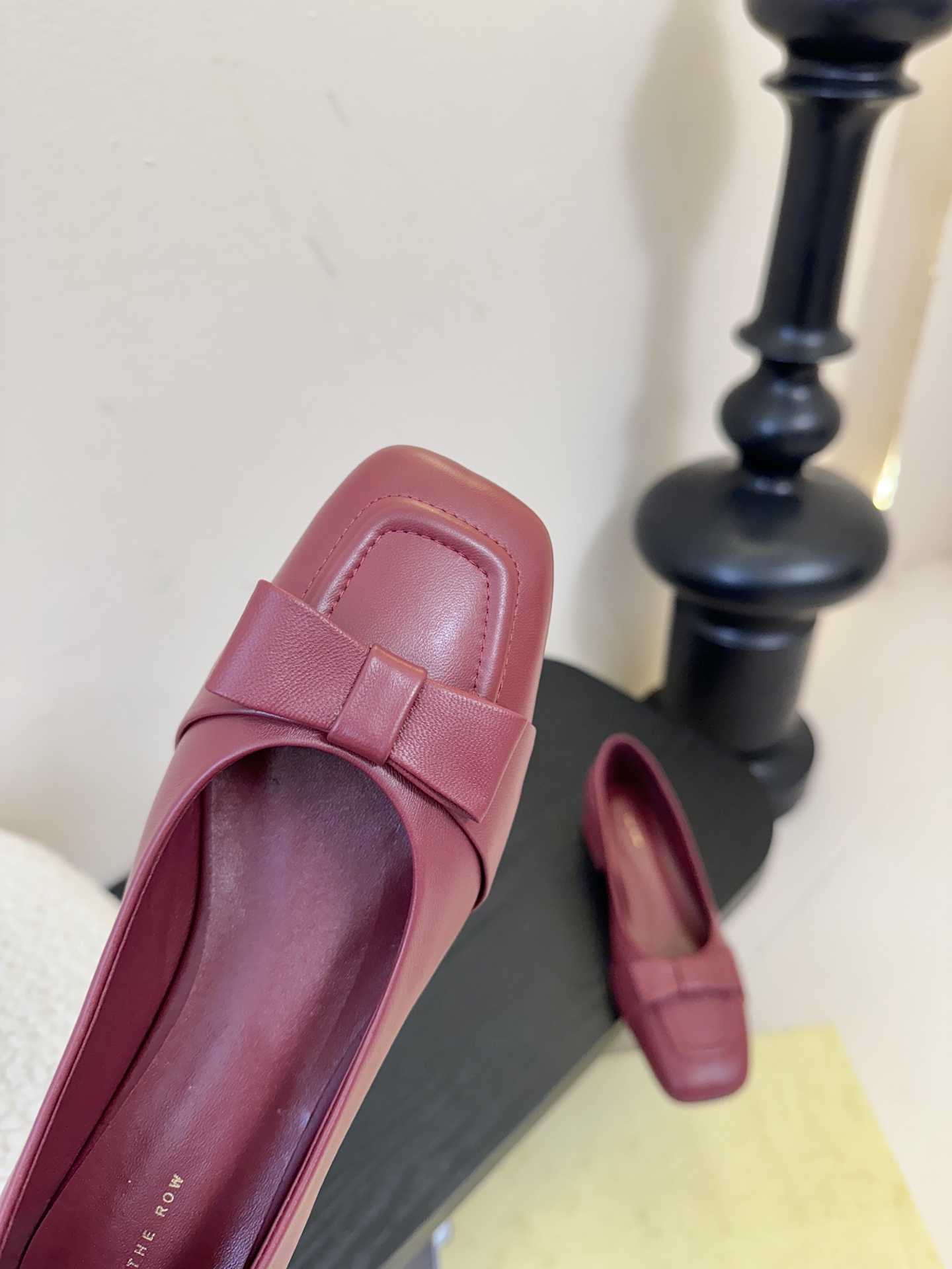 The Row 25ss 最新极简风 蝴蝶结一脚蹬深口单鞋这是一个用最好的材质来制作极简风的品牌，非常用