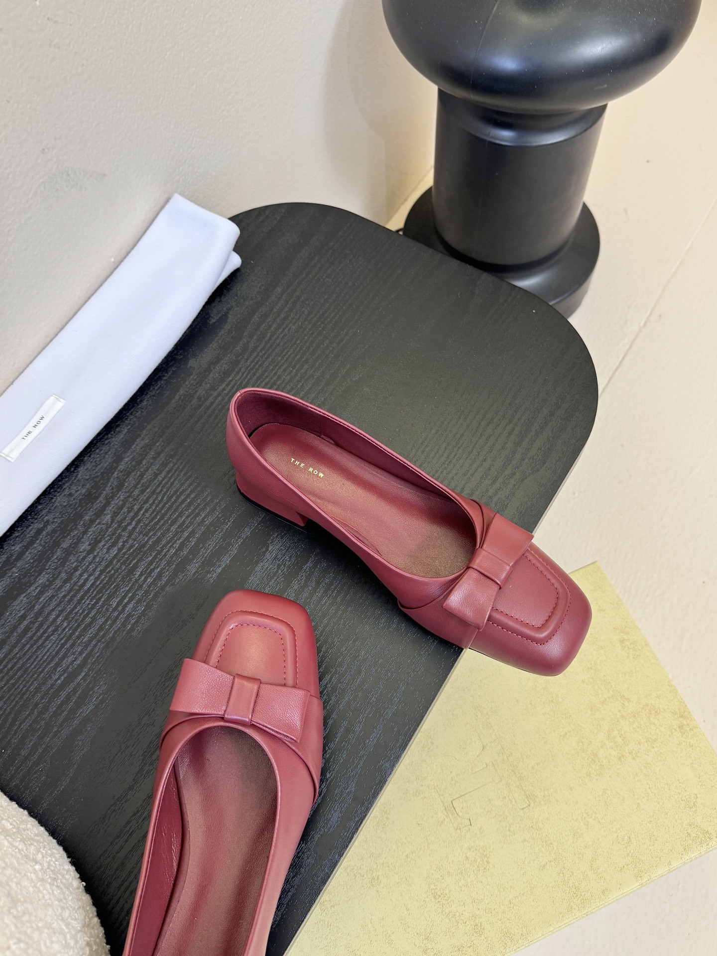 The Row 25ss 最新极简风 蝴蝶结一脚蹬深口单鞋这是一个用最好的材质来制作极简风的品牌，非常用