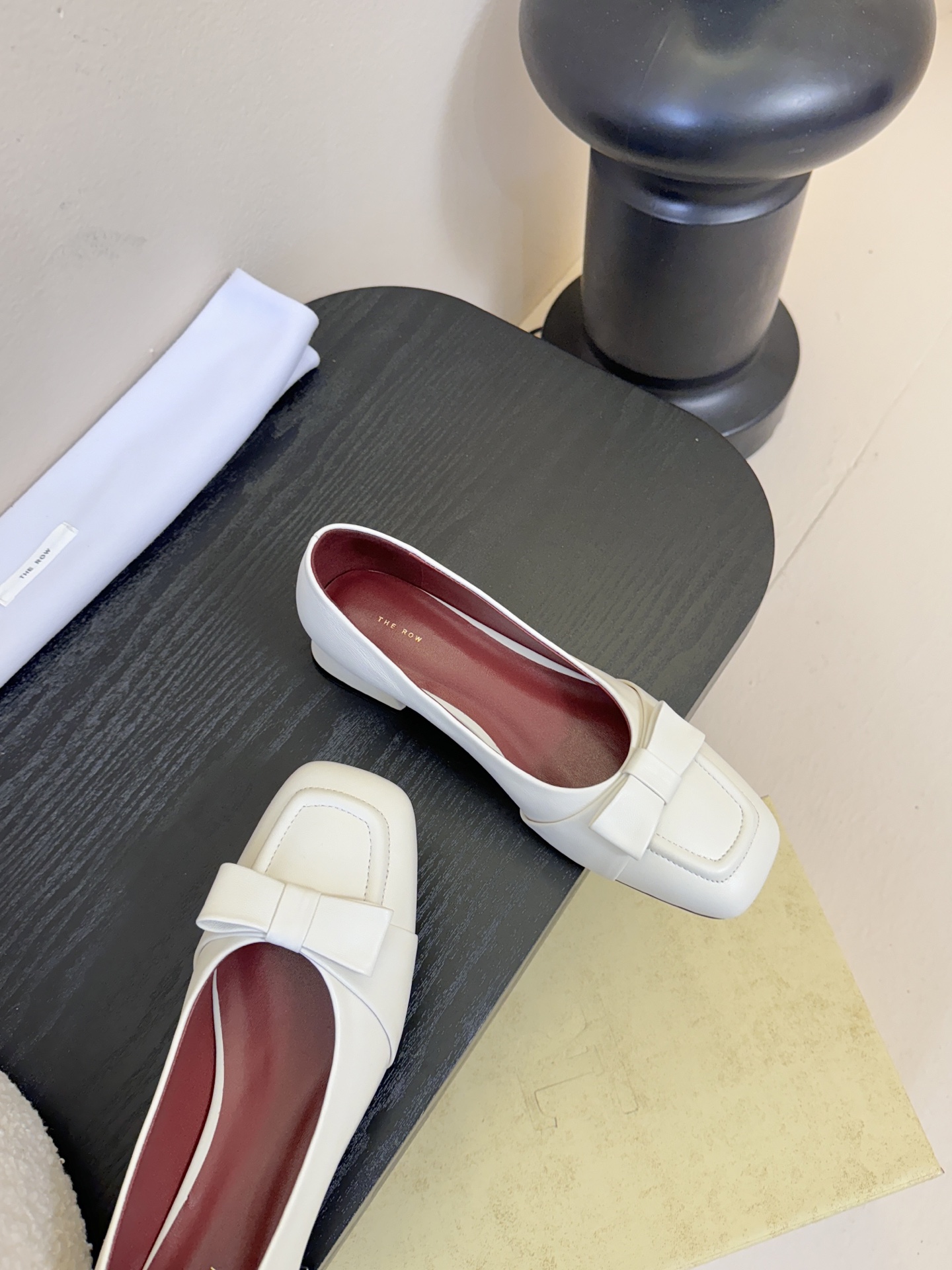 The Row 25ss 最新极简风 蝴蝶结一脚蹬深口单鞋这是一个用最好的材质来制作极简风的品牌，非常用