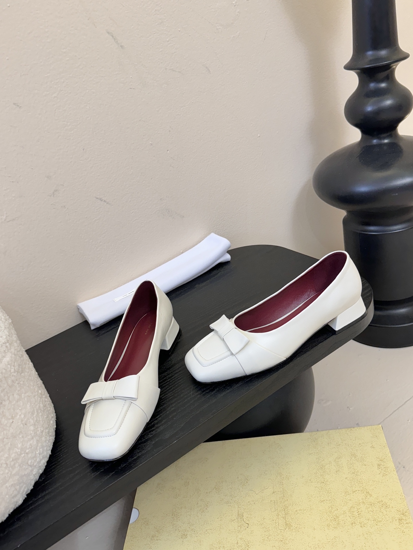 The Row 25ss 最新极简风 蝴蝶结一脚蹬深口单鞋这是一个用最好的材质来制作极简风的品牌，非常用