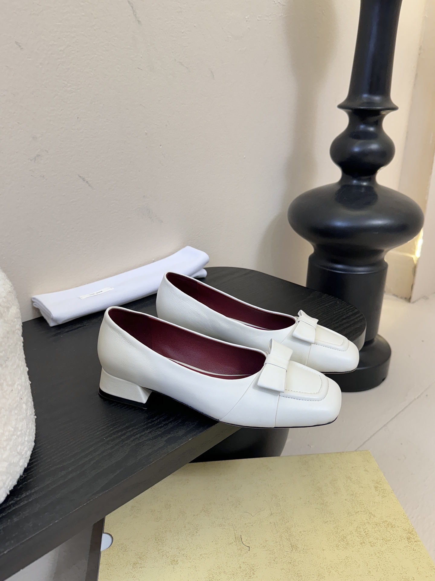 The Row 25ss 最新极简风 蝴蝶结一脚蹬深口单鞋这是一个用最好的材质来制作极简风的品牌，非常用