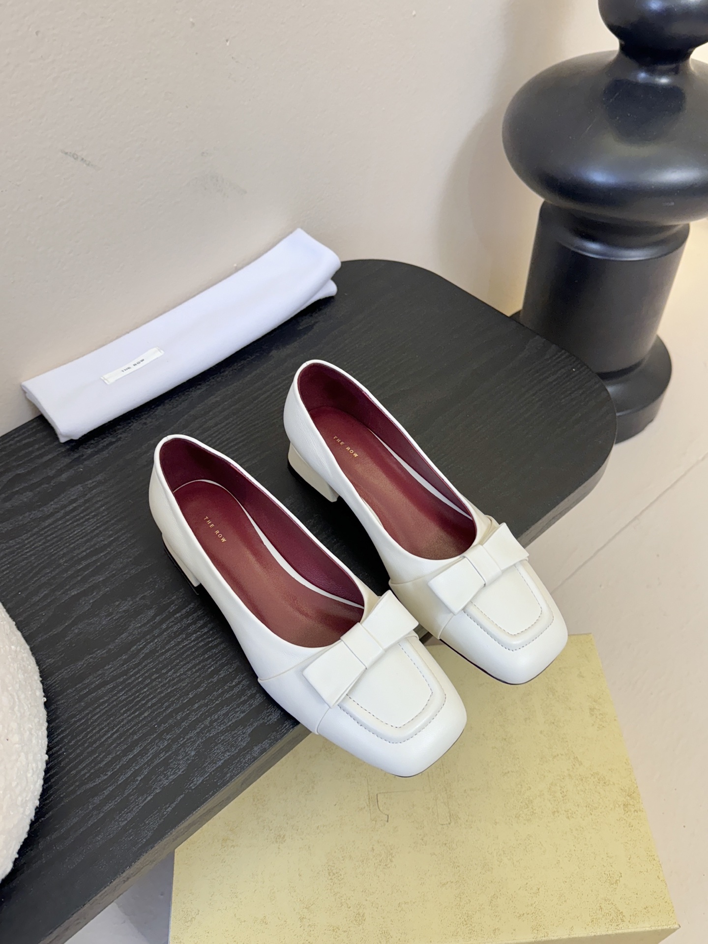 The Row 25ss 最新极简风 蝴蝶结一脚蹬深口单鞋这是一个用最好的材质来制作极简风的品牌，非常用