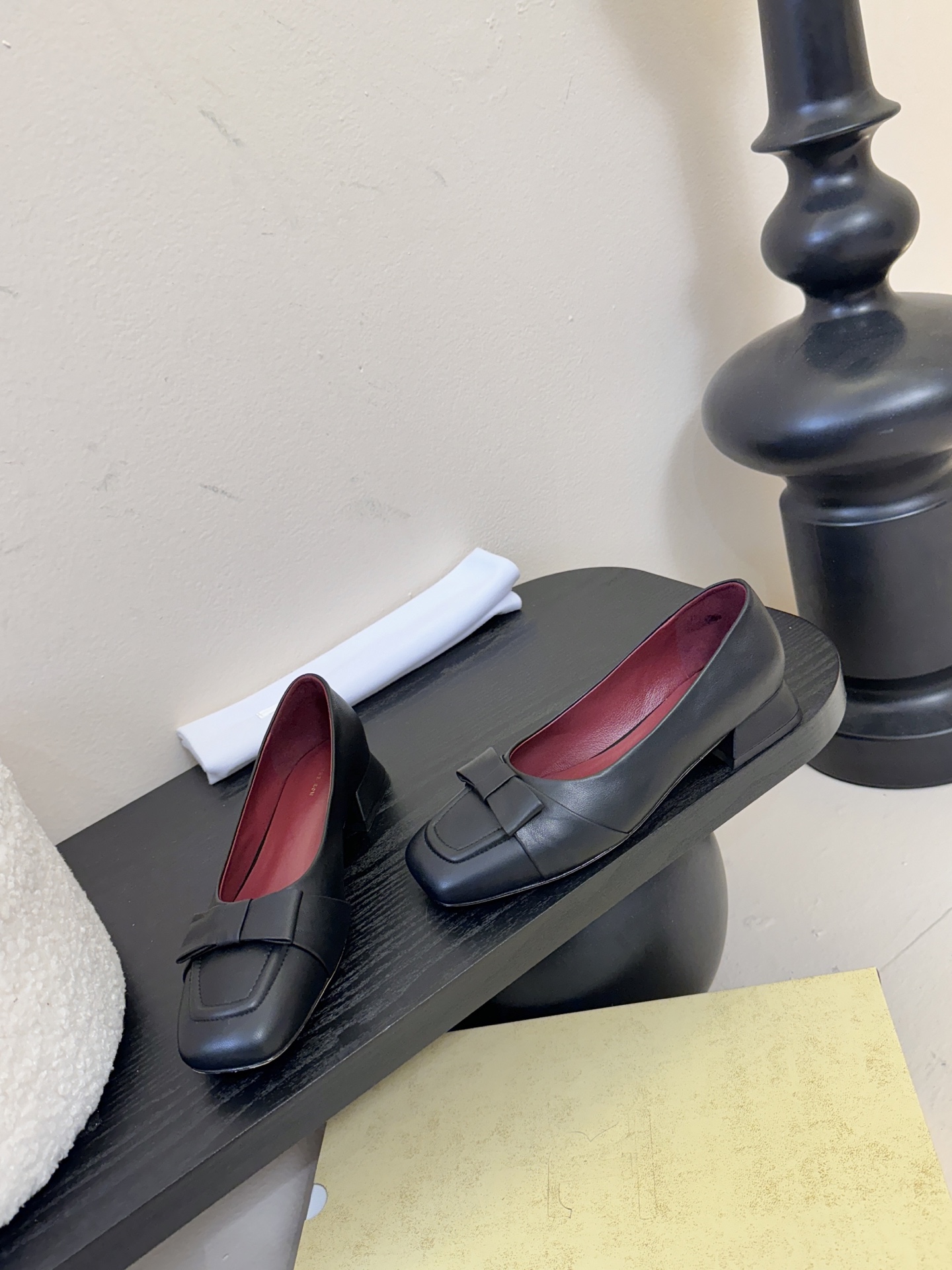 The Row 25ss 最新极简风 蝴蝶结一脚蹬深口单鞋这是一个用最好的材质来制作极简风的品牌，非常用