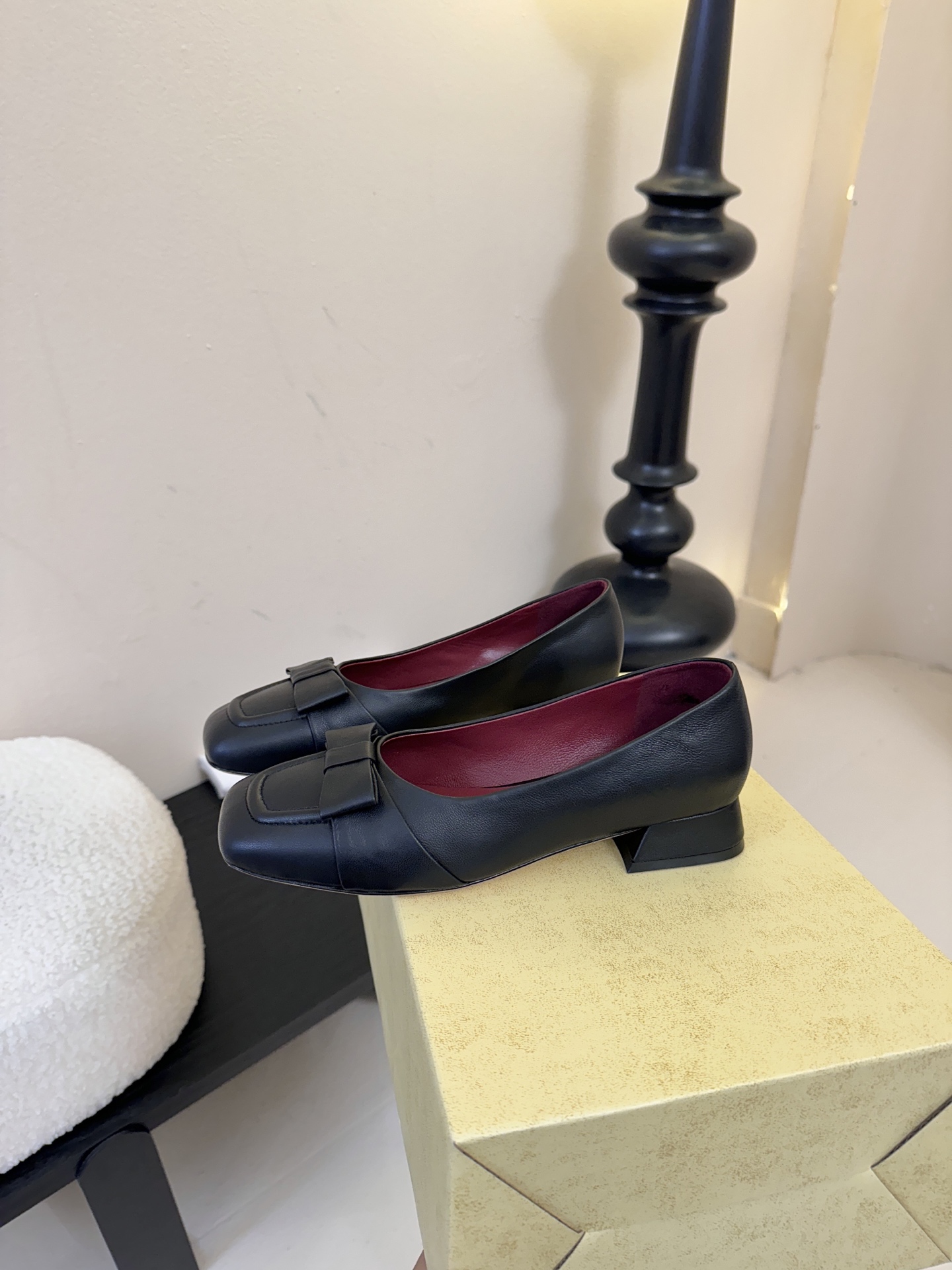 The Row 25ss 最新极简风 蝴蝶结一脚蹬深口单鞋这是一个用最好的材质来制作极简风的品牌，非常用