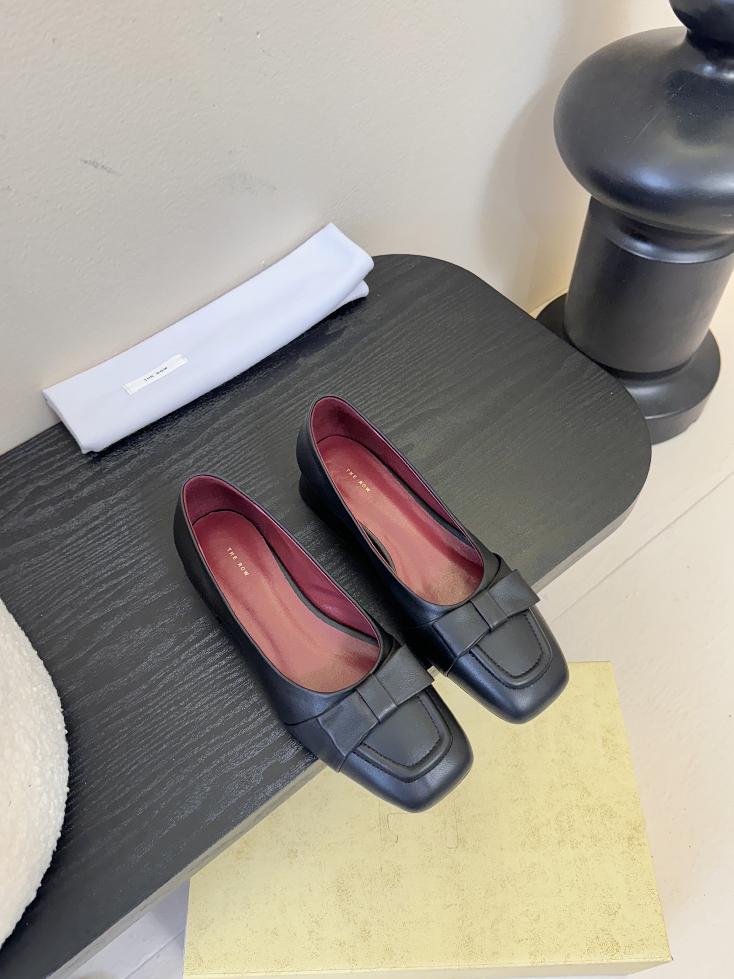 The Row 25ss 最新极简风 蝴蝶结一脚蹬深口单鞋这是一个用最好的材质来制作极简风的品牌，非常用