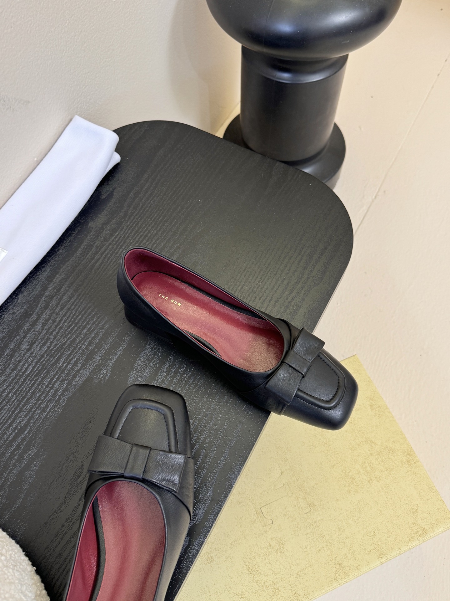 The Row 25ss 最新极简风 蝴蝶结一脚蹬深口单鞋这是一个用最好的材质来制作极简风的品牌，非常用