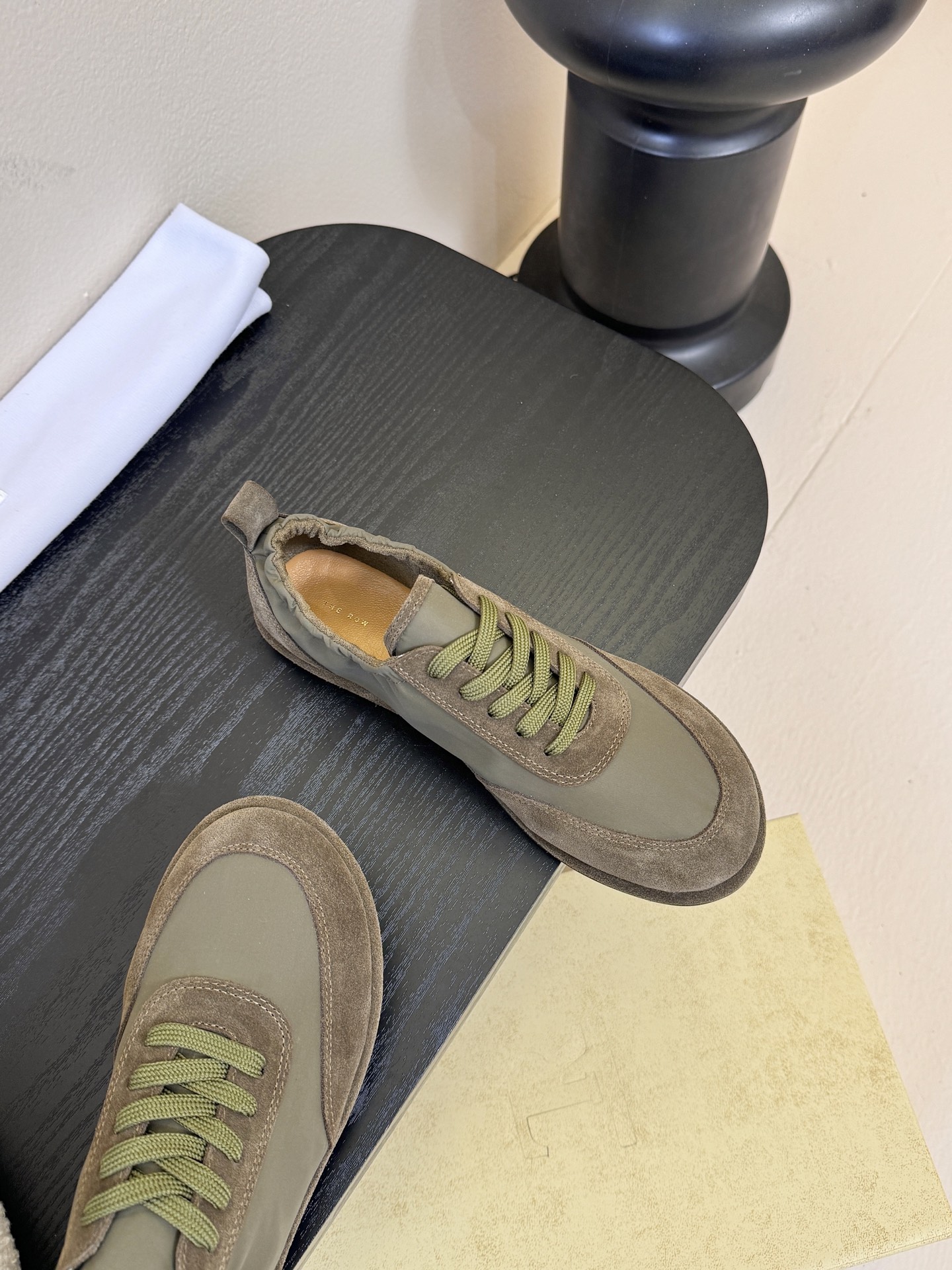 THE Ro*26春夏最新简易拼色系带阿甘休闲鞋！小红书被点爆的一款最新单品！一眼情定the ro*板鞋