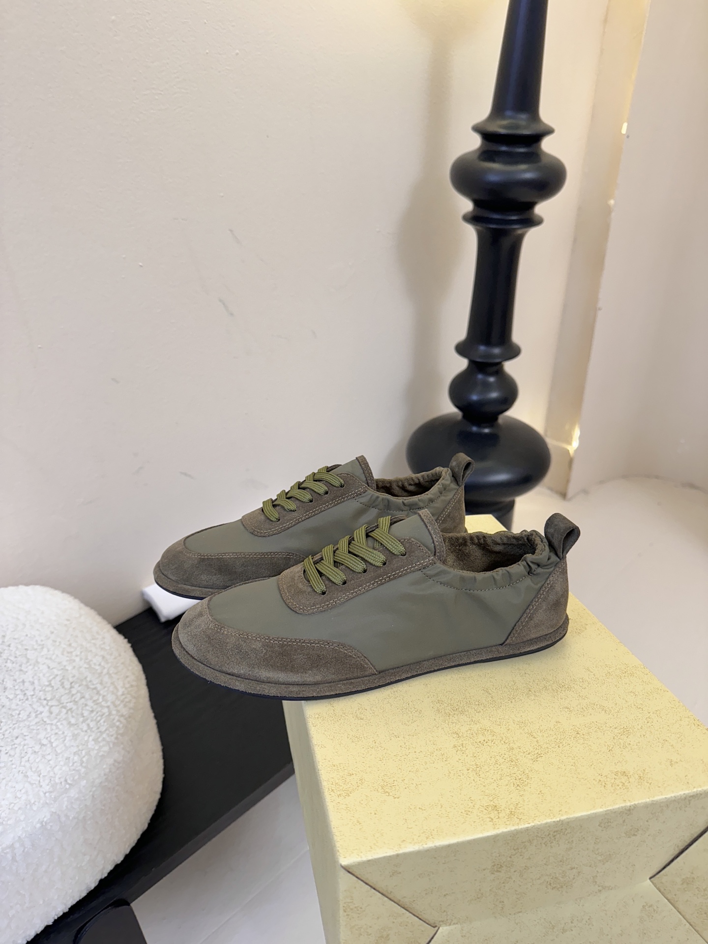 THE Ro*26春夏最新简易拼色系带阿甘休闲鞋！小红书被点爆的一款最新单品！一眼情定the ro*板鞋