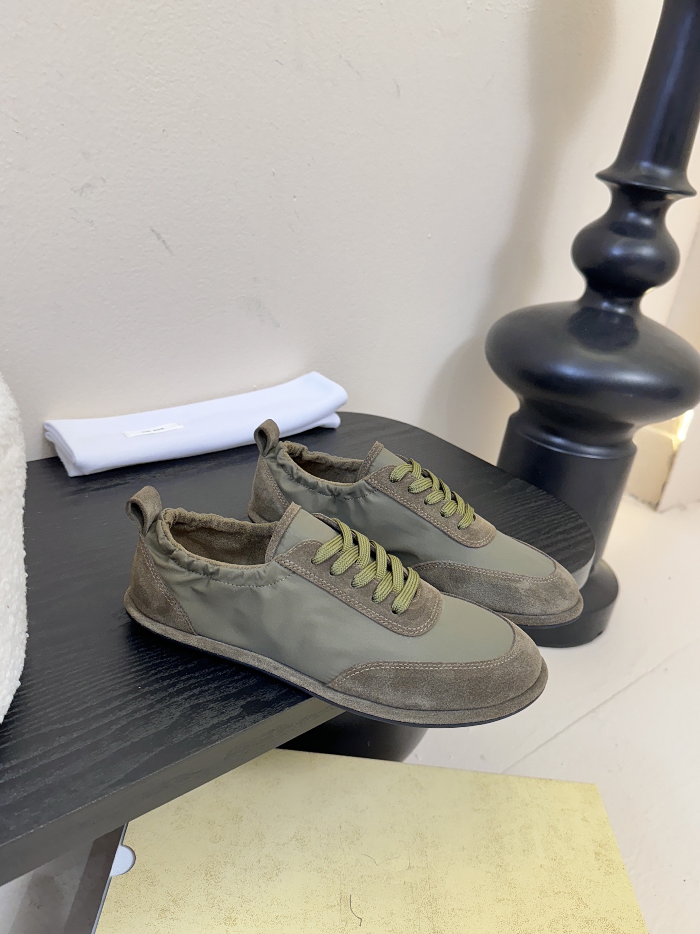 THE Ro*26春夏最新简易拼色系带阿甘休闲鞋！小红书被点爆的一款最新单品！一眼情定the ro*板鞋