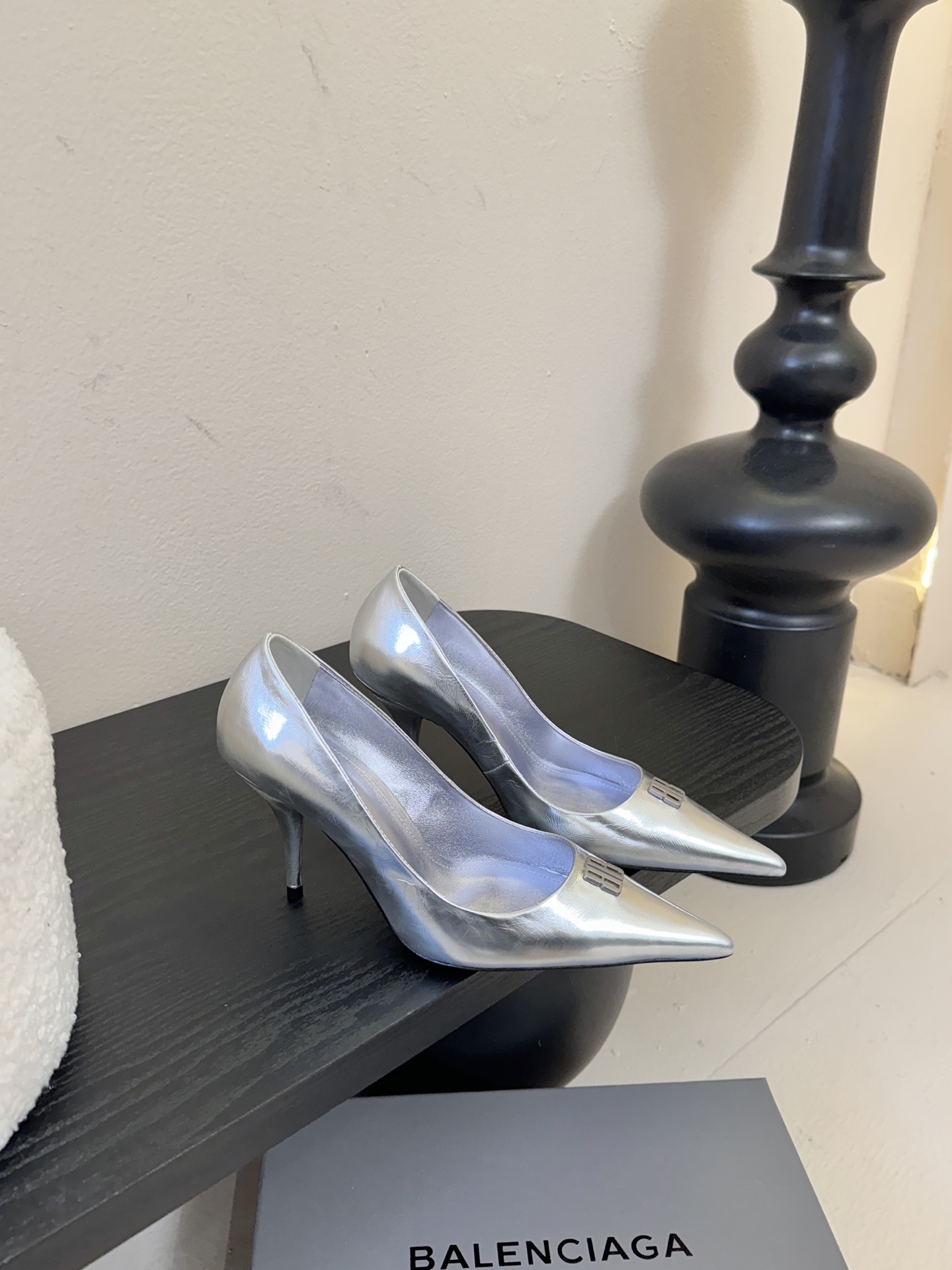 Balenciag* 25ss尖头小猫跟高跟鞋采用极简尖头鞋型，线条锐利流畅，搭配鞋头处标志性的金色“B