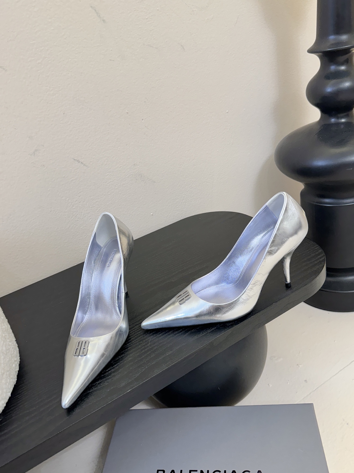 Balenciag* 25ss尖头小猫跟高跟鞋采用极简尖头鞋型，线条锐利流畅，搭配鞋头处标志性的金色“B