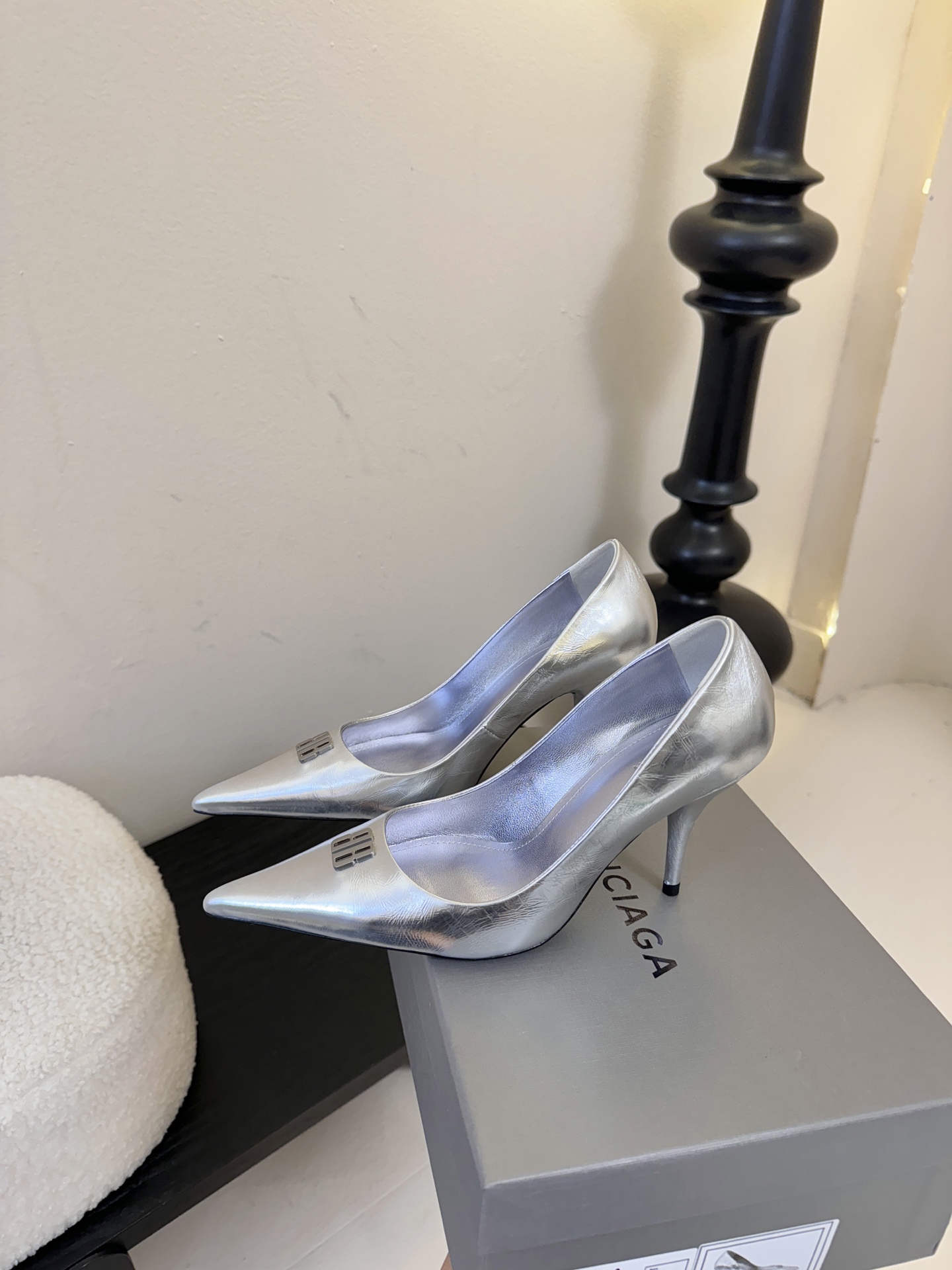 Balenciag* 25ss尖头小猫跟高跟鞋采用极简尖头鞋型，线条锐利流畅，搭配鞋头处标志性的金色“B