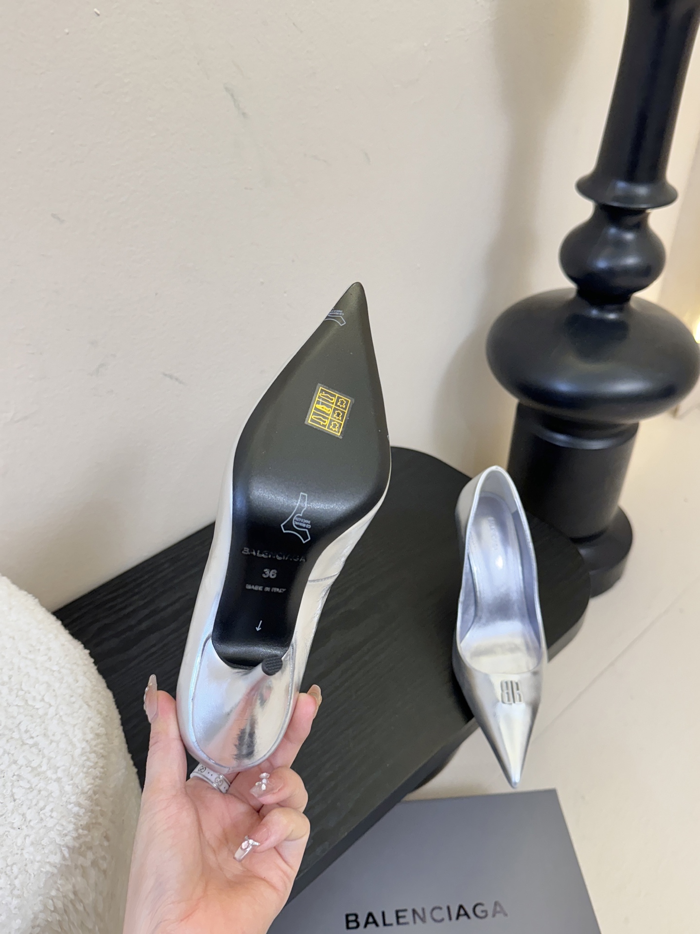 Balenciag* 25ss尖头小猫跟高跟鞋采用极简尖头鞋型，线条锐利流畅，搭配鞋头处标志性的金色“B