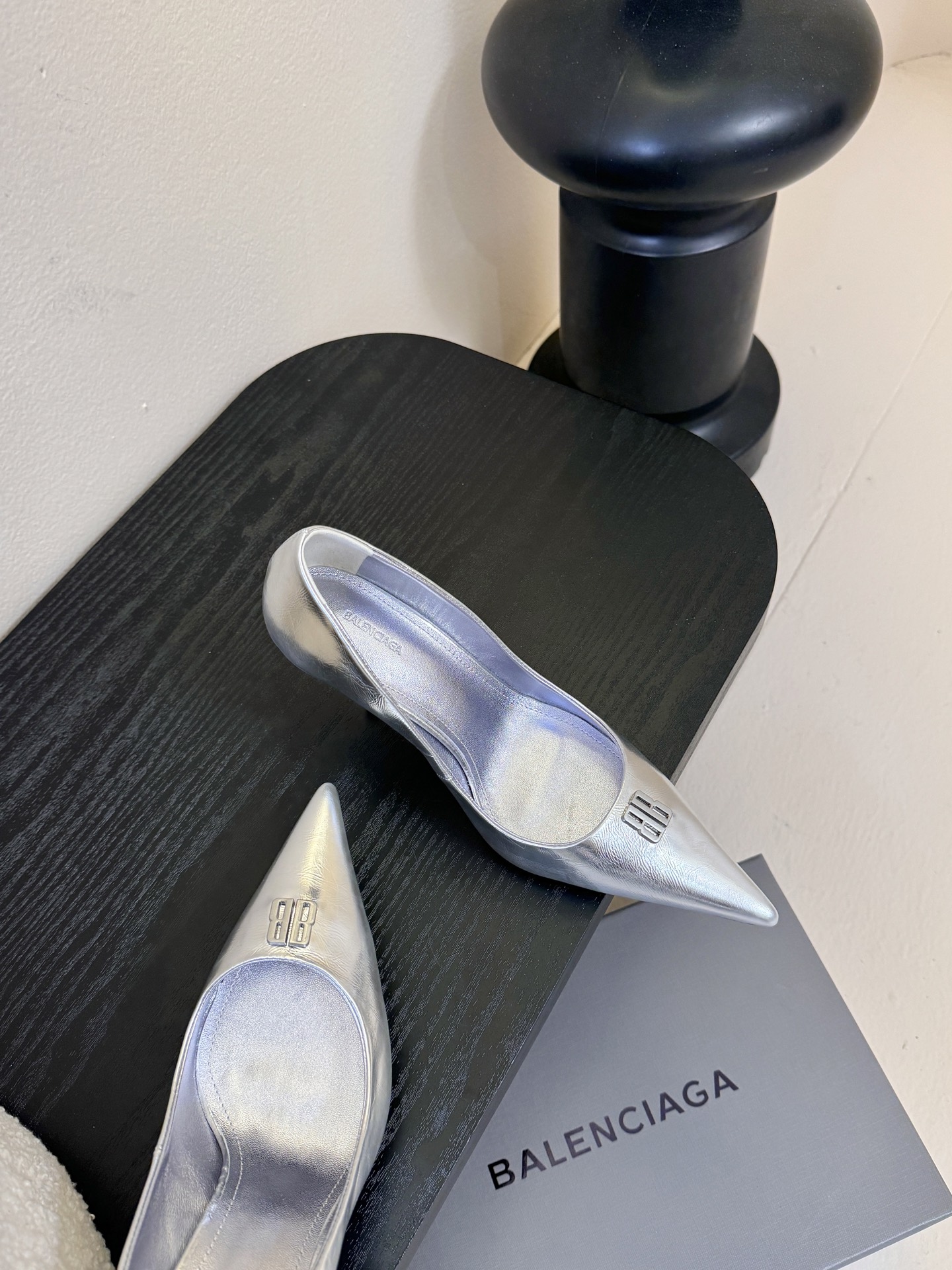 Balenciag* 25ss尖头小猫跟高跟鞋采用极简尖头鞋型，线条锐利流畅，搭配鞋头处标志性的金色“B