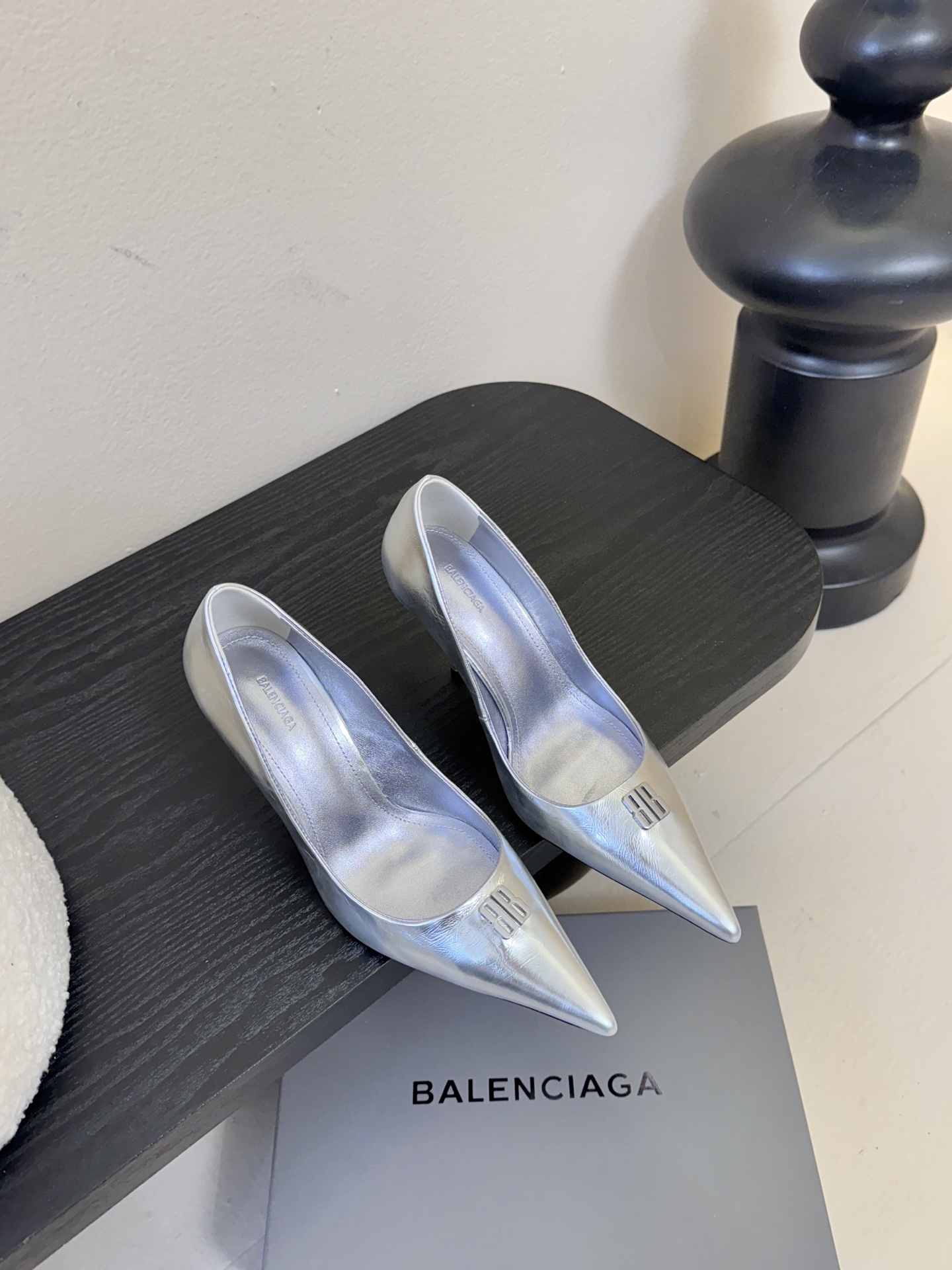 Balenciag* 25ss尖头小猫跟高跟鞋采用极简尖头鞋型，线条锐利流畅，搭配鞋头处标志性的金色“B