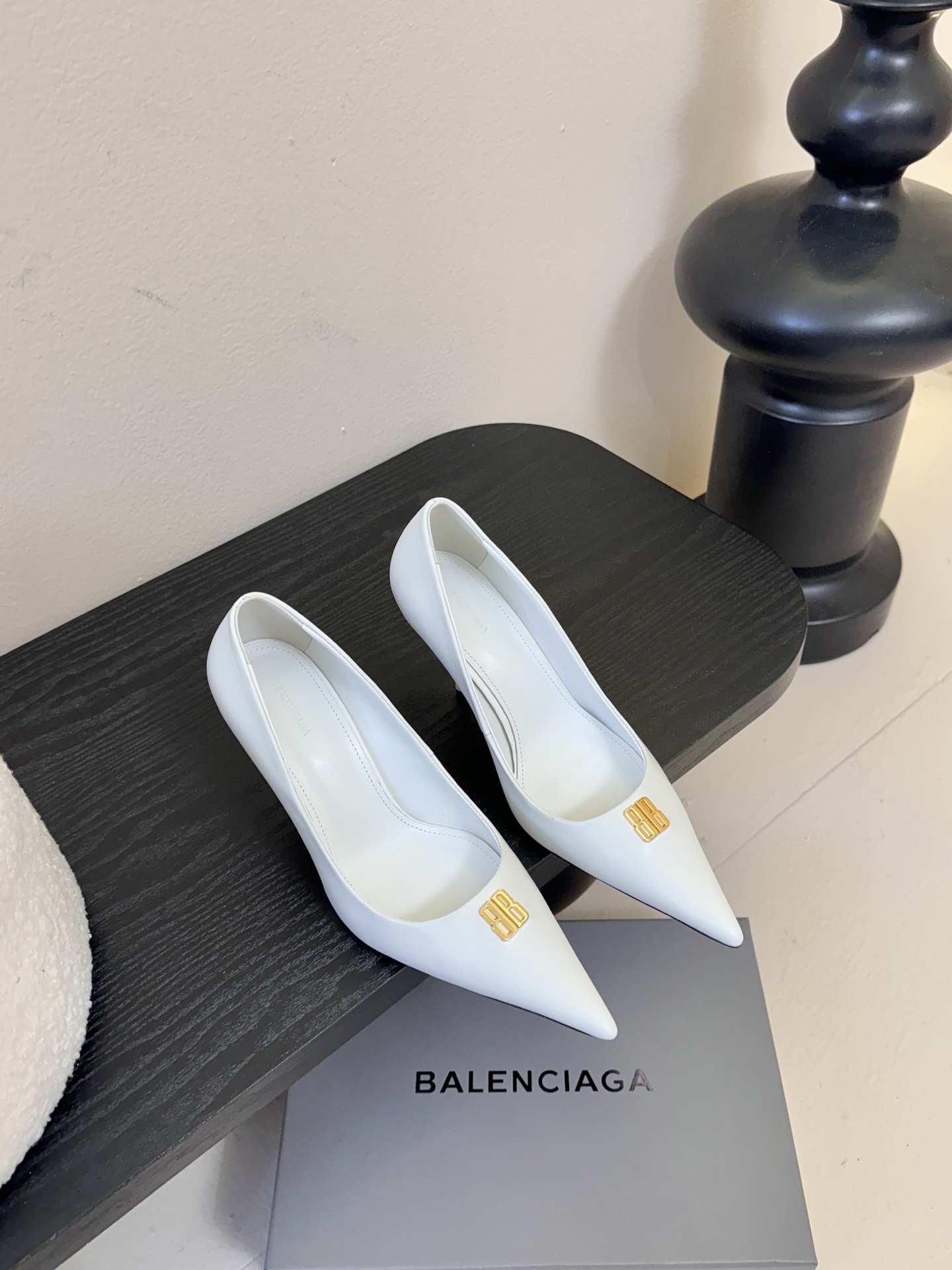 Balenciag* 25ss尖头小猫跟高跟鞋采用极简尖头鞋型，线条锐利流畅，搭配鞋头处标志性的金色“B