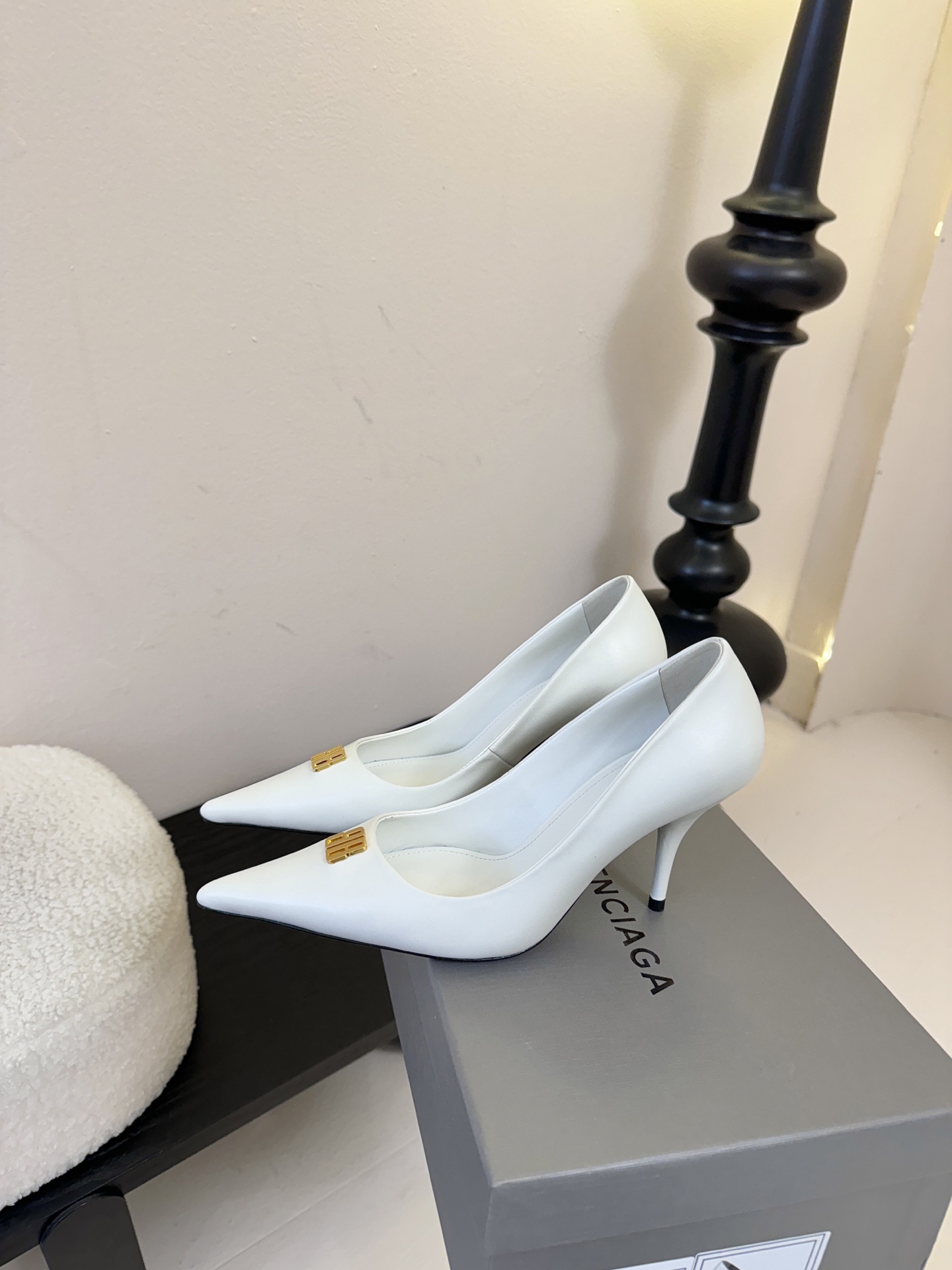 Balenciag* 25ss尖头小猫跟高跟鞋采用极简尖头鞋型，线条锐利流畅，搭配鞋头处标志性的金色“B