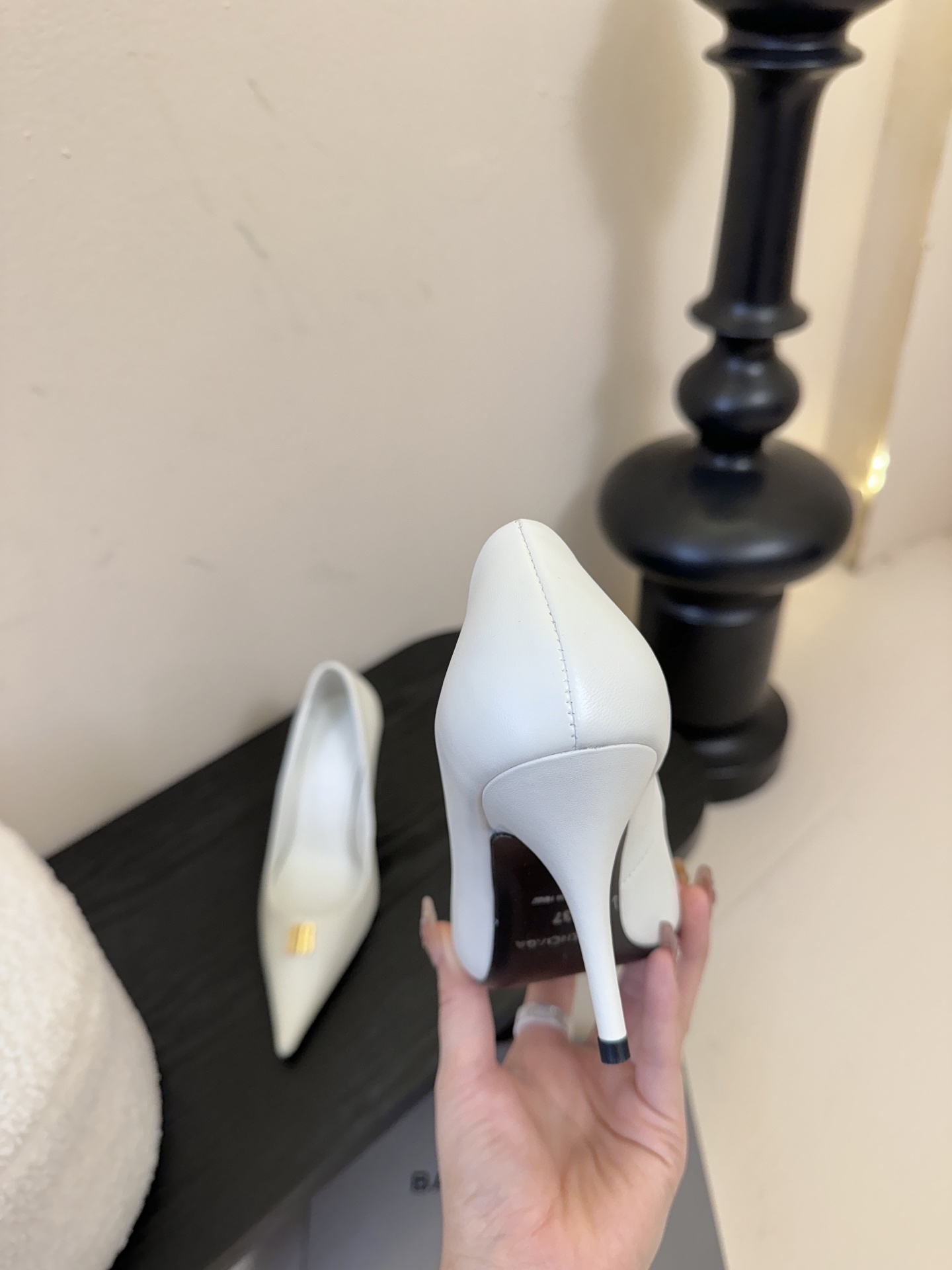 Balenciag* 25ss尖头小猫跟高跟鞋采用极简尖头鞋型，线条锐利流畅，搭配鞋头处标志性的金色“B