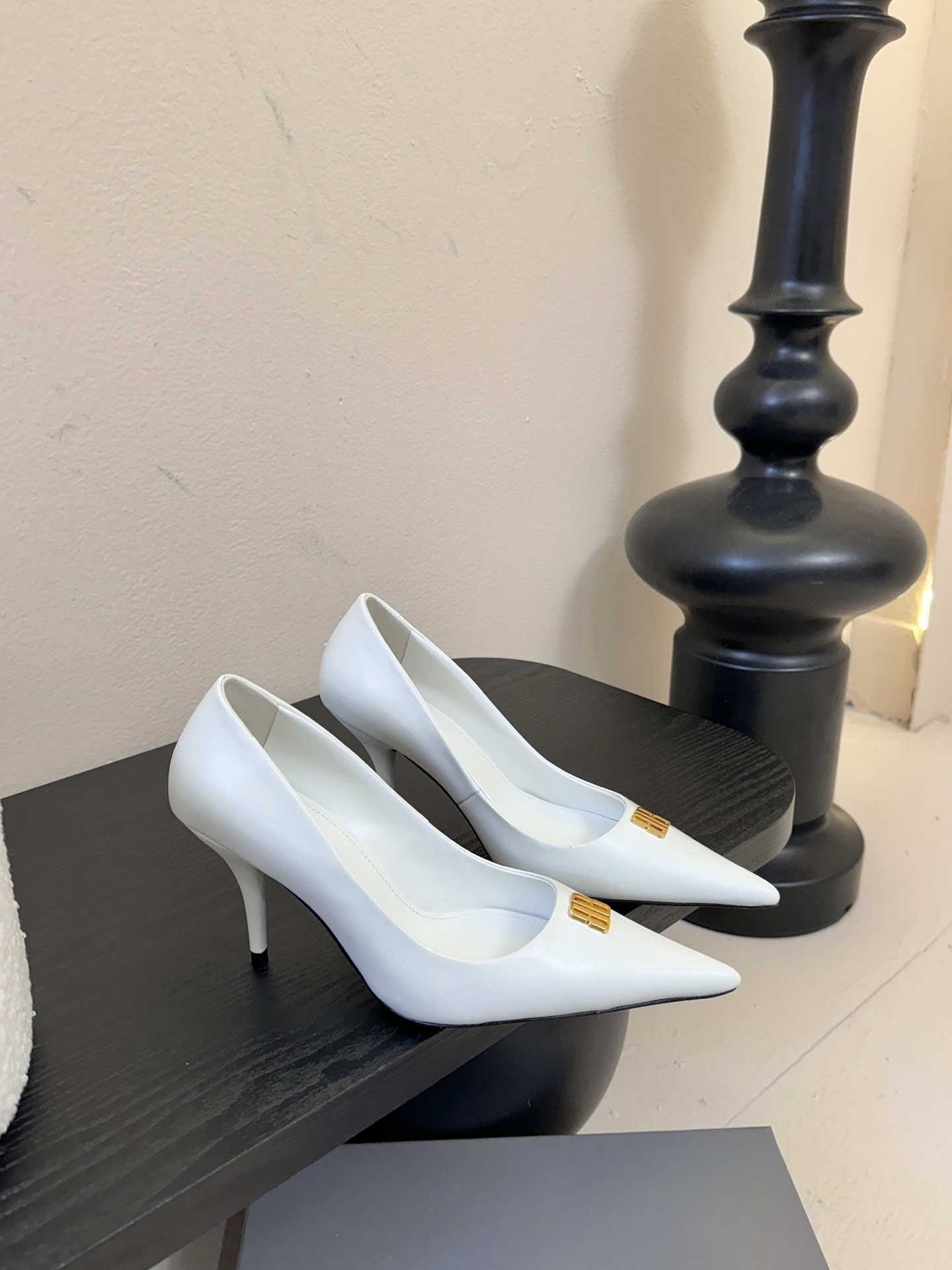 Balenciag* 25ss尖头小猫跟高跟鞋采用极简尖头鞋型，线条锐利流畅，搭配鞋头处标志性的金色“B