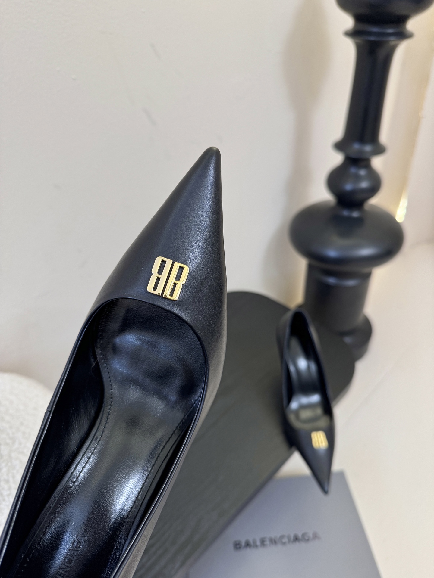 Balenciag* 25ss尖头小猫跟高跟鞋采用极简尖头鞋型，线条锐利流畅，搭配鞋头处标志性的金色“B