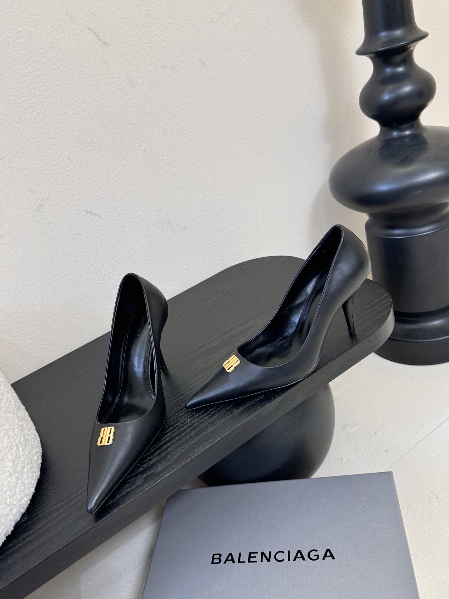 Balenciag* 25ss尖头小猫跟高跟鞋采用极简尖头鞋型，线条锐利流畅，搭配鞋头处标志性的金色“B