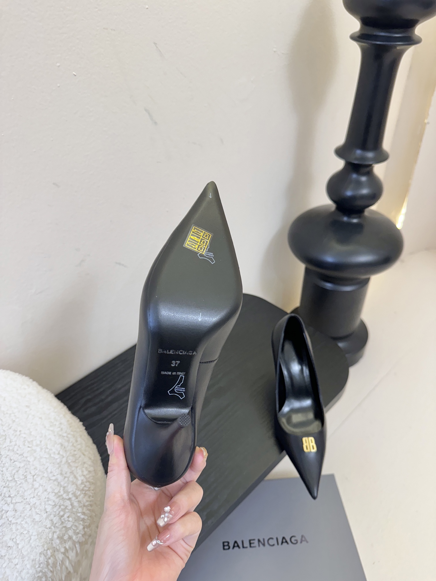 Balenciag* 25ss尖头小猫跟高跟鞋采用极简尖头鞋型，线条锐利流畅，搭配鞋头处标志性的金色“B