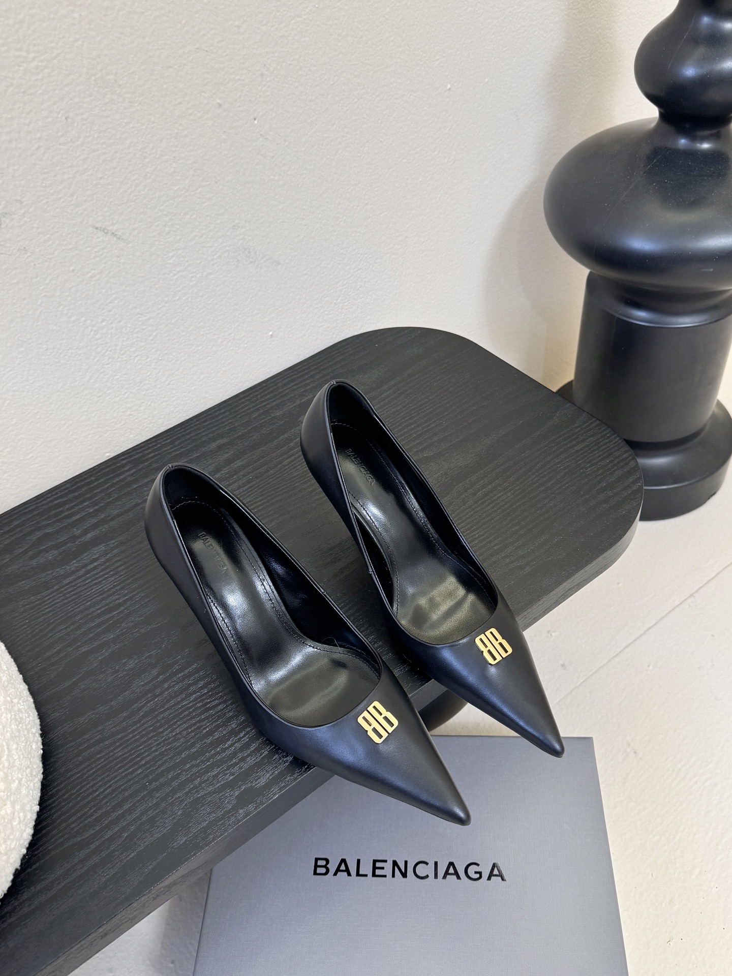 Balenciag* 25ss尖头小猫跟高跟鞋采用极简尖头鞋型，线条锐利流畅，搭配鞋头处标志性的金色“B