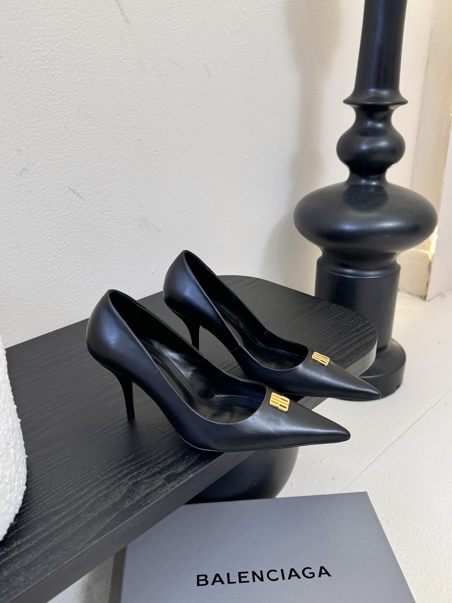 Balenciag* 25ss尖头小猫跟高跟鞋采用极简尖头鞋型，线条锐利流畅，搭配鞋头处标志性的金色“B