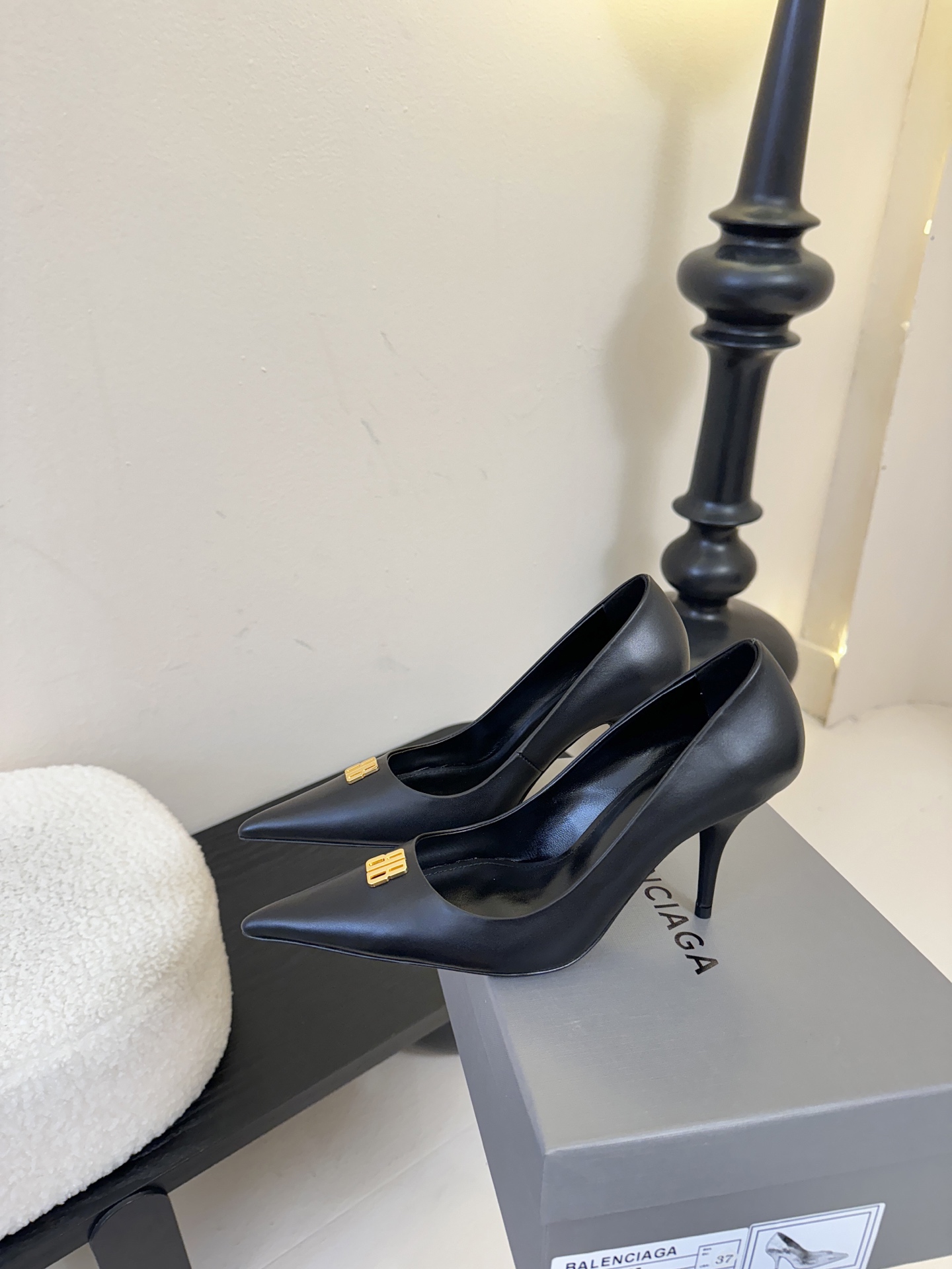 Balenciag* 25ss尖头小猫跟高跟鞋采用极简尖头鞋型，线条锐利流畅，搭配鞋头处标志性的金色“B