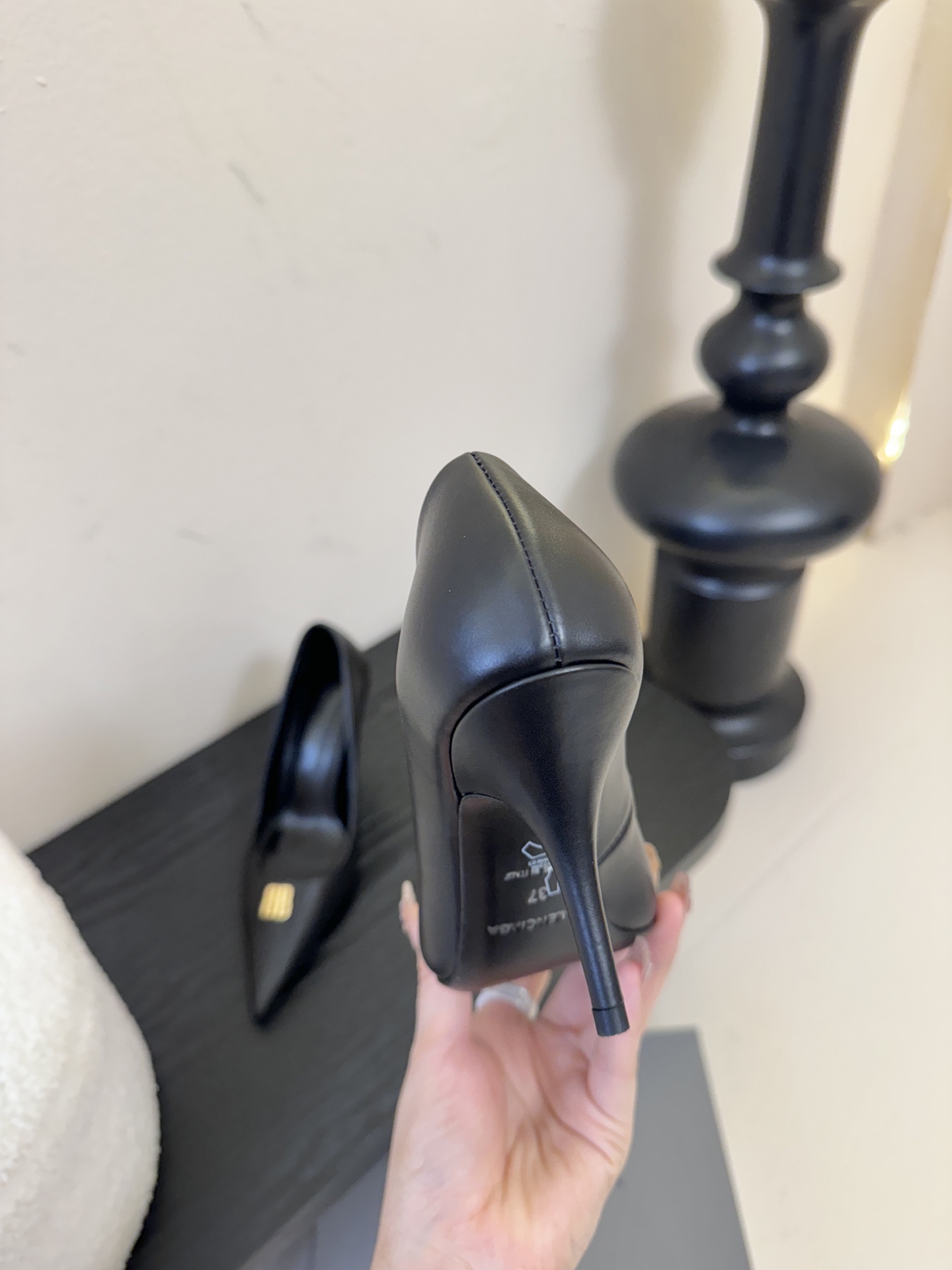 Balenciag* 25ss尖头小猫跟高跟鞋采用极简尖头鞋型，线条锐利流畅，搭配鞋头处标志性的金色“B