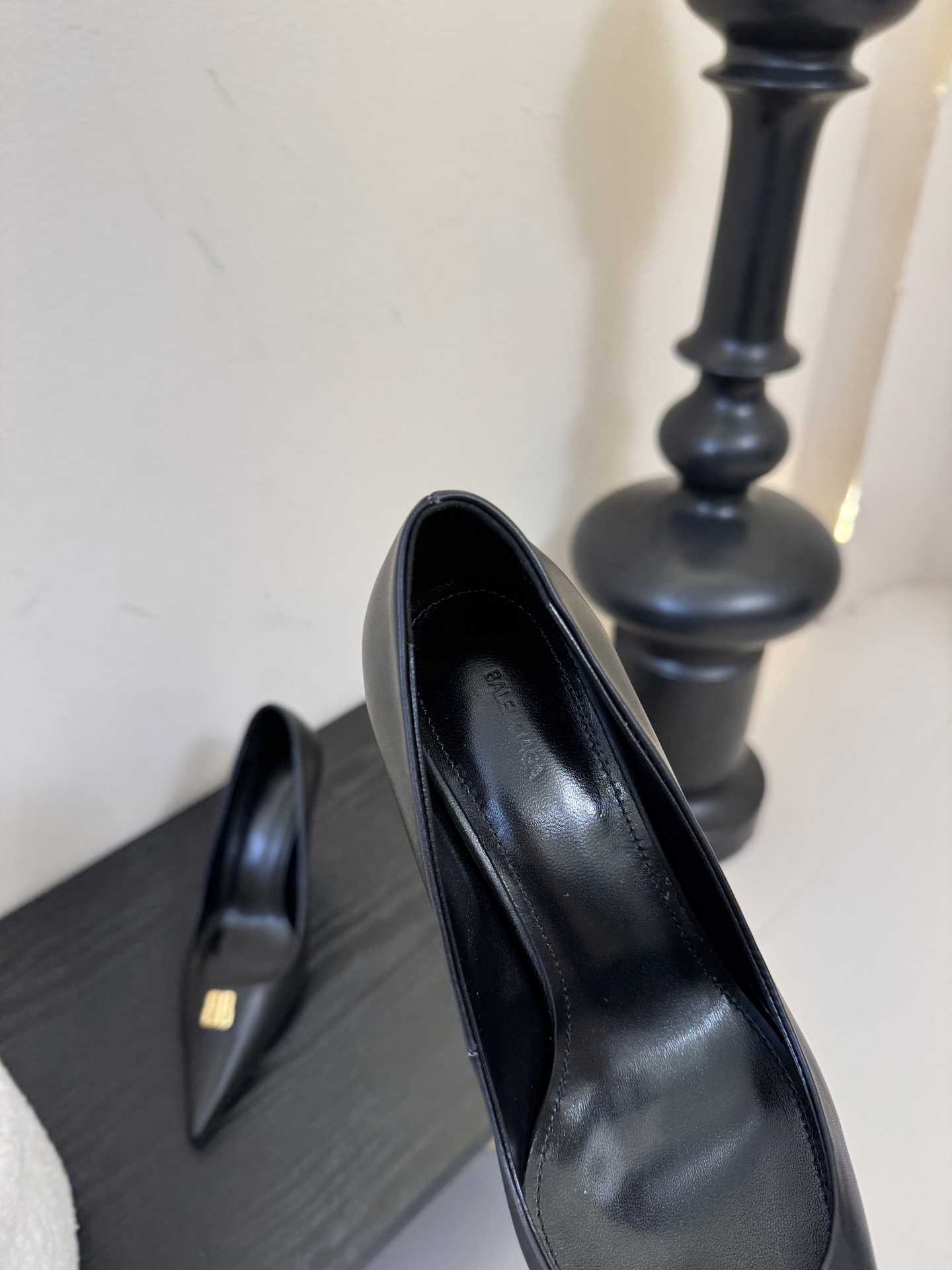 Balenciag* 25ss尖头小猫跟高跟鞋采用极简尖头鞋型，线条锐利流畅，搭配鞋头处标志性的金色“B