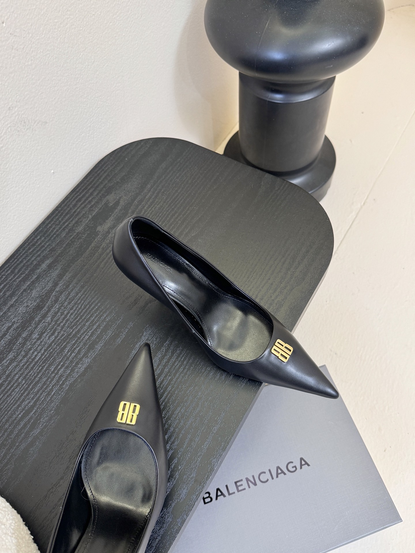 Balenciag* 25ss尖头小猫跟高跟鞋采用极简尖头鞋型，线条锐利流畅，搭配鞋头处标志性的金色“B