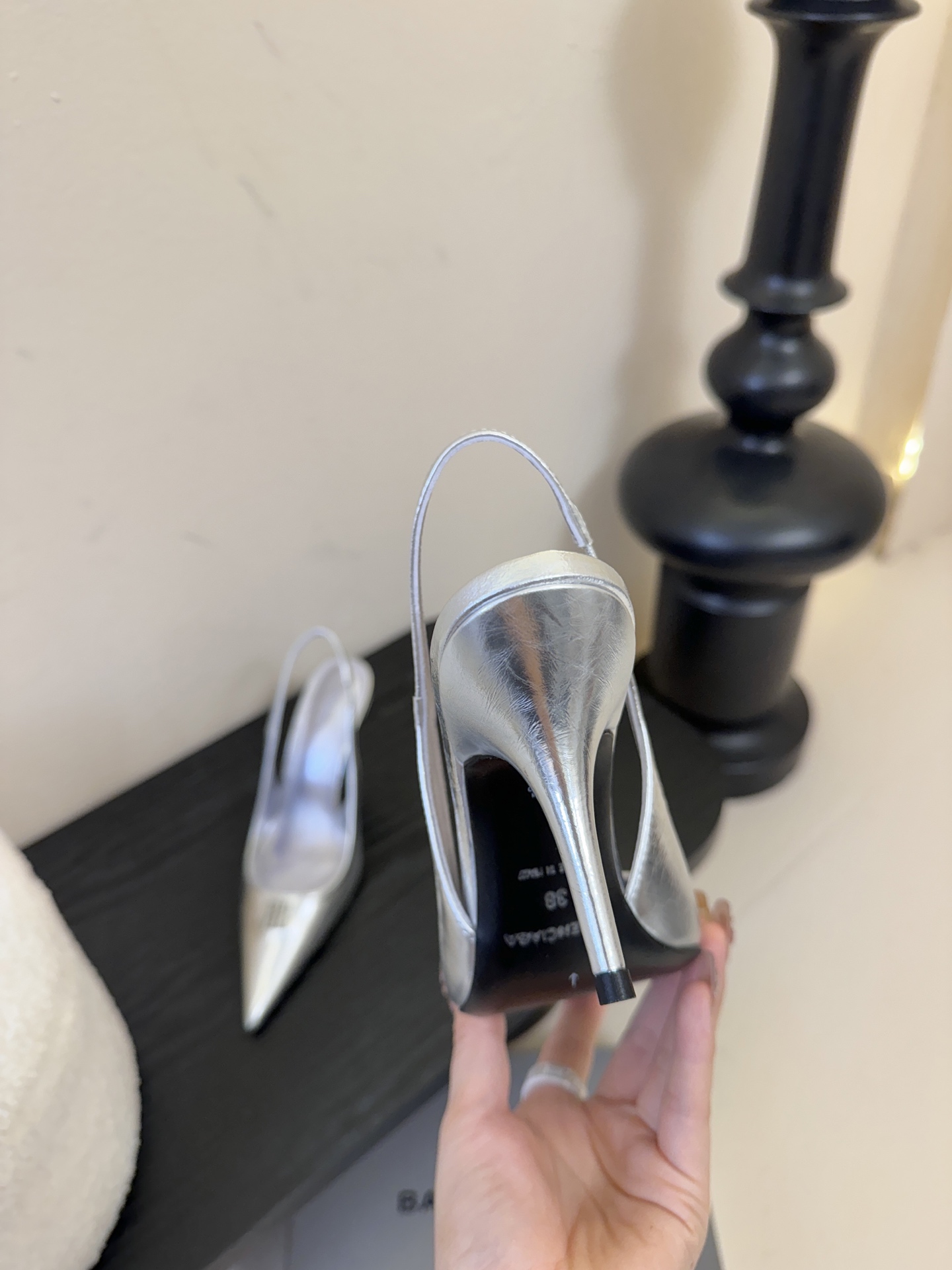 Balenciag* 25ss尖头小猫跟高跟鞋采用极简尖头鞋型，线条锐利流畅，搭配鞋头处标志性的金色“B