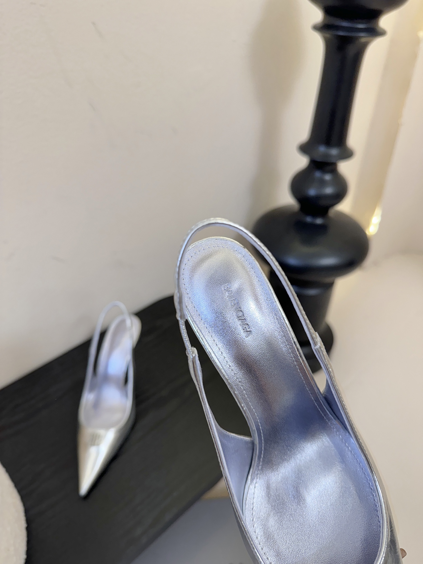 Balenciag* 25ss尖头小猫跟高跟鞋采用极简尖头鞋型，线条锐利流畅，搭配鞋头处标志性的金色“B