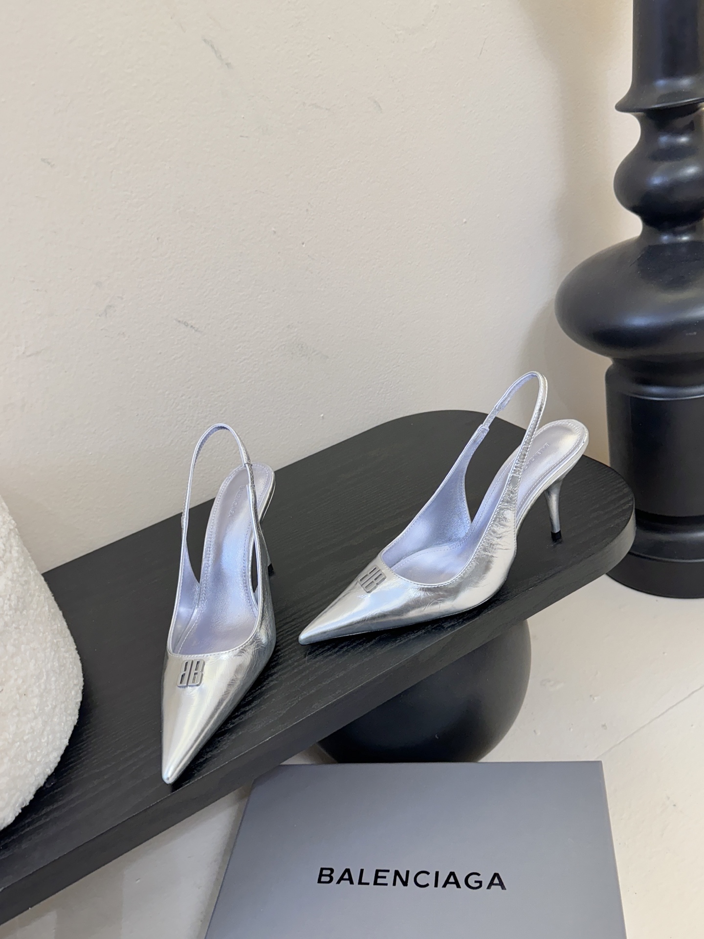 Balenciag* 25ss尖头小猫跟高跟鞋采用极简尖头鞋型，线条锐利流畅，搭配鞋头处标志性的金色“B