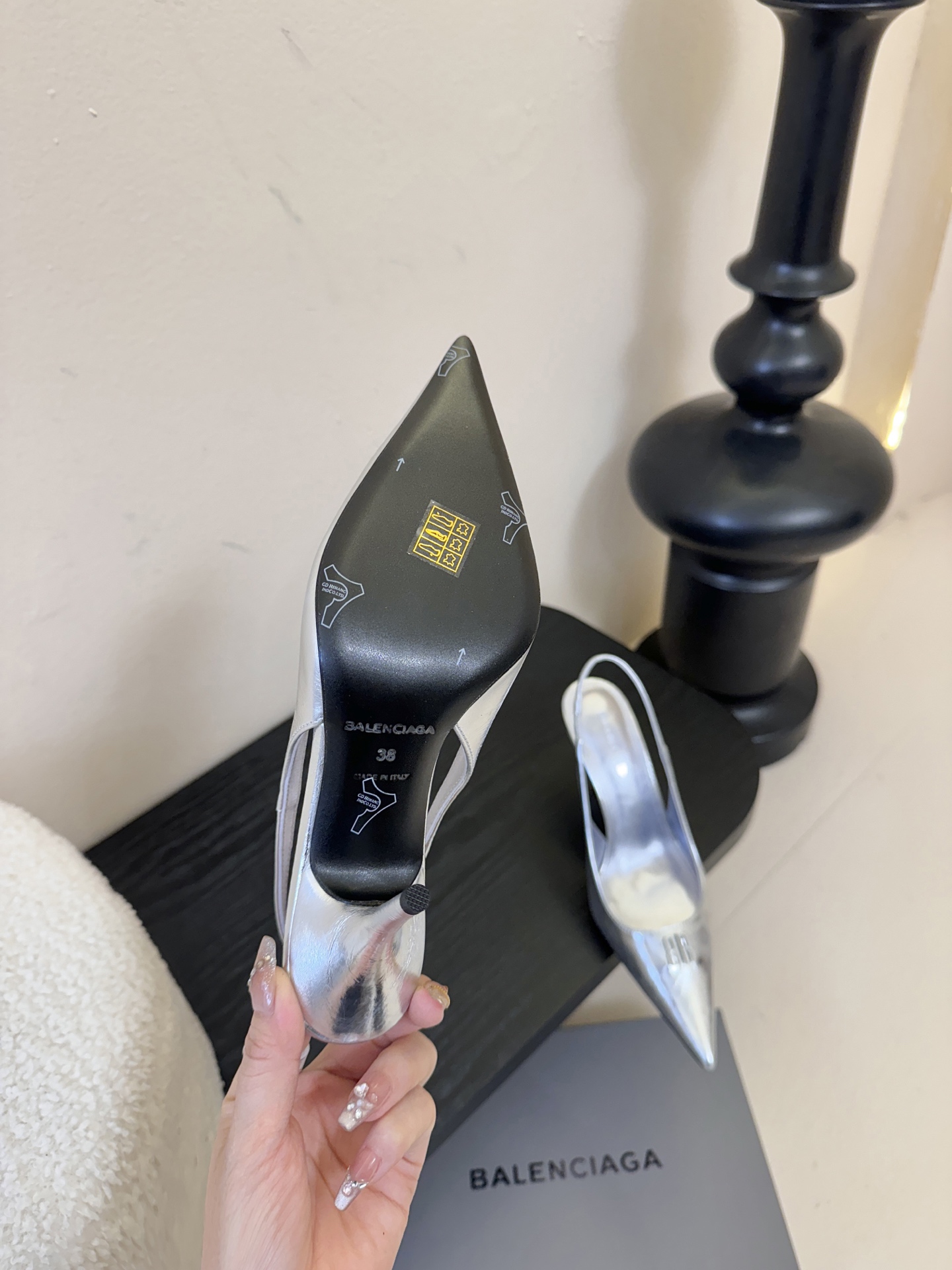 Balenciag* 25ss尖头小猫跟高跟鞋采用极简尖头鞋型，线条锐利流畅，搭配鞋头处标志性的金色“B