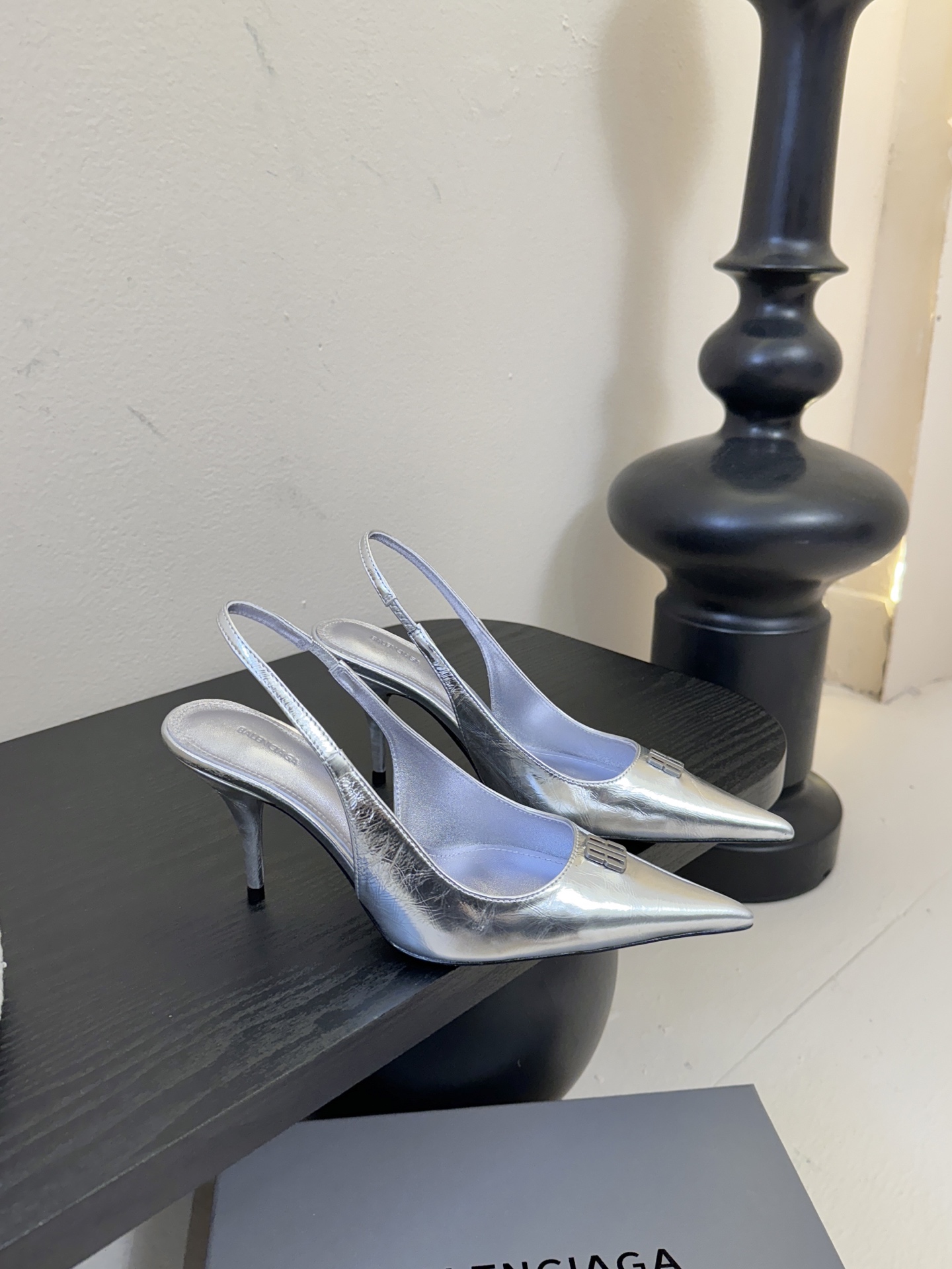 Balenciag* 25ss尖头小猫跟高跟鞋采用极简尖头鞋型，线条锐利流畅，搭配鞋头处标志性的金色“B