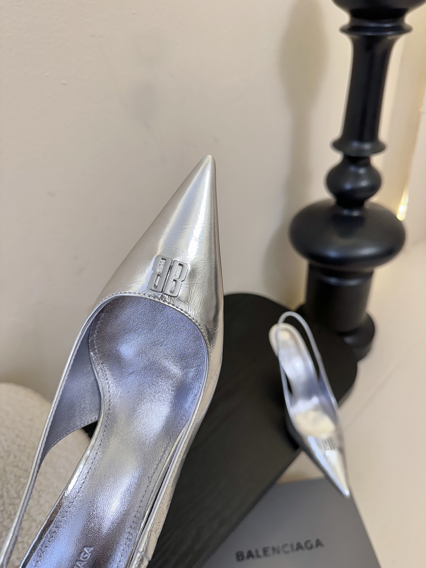 Balenciag* 25ss尖头小猫跟高跟鞋采用极简尖头鞋型，线条锐利流畅，搭配鞋头处标志性的金色“B